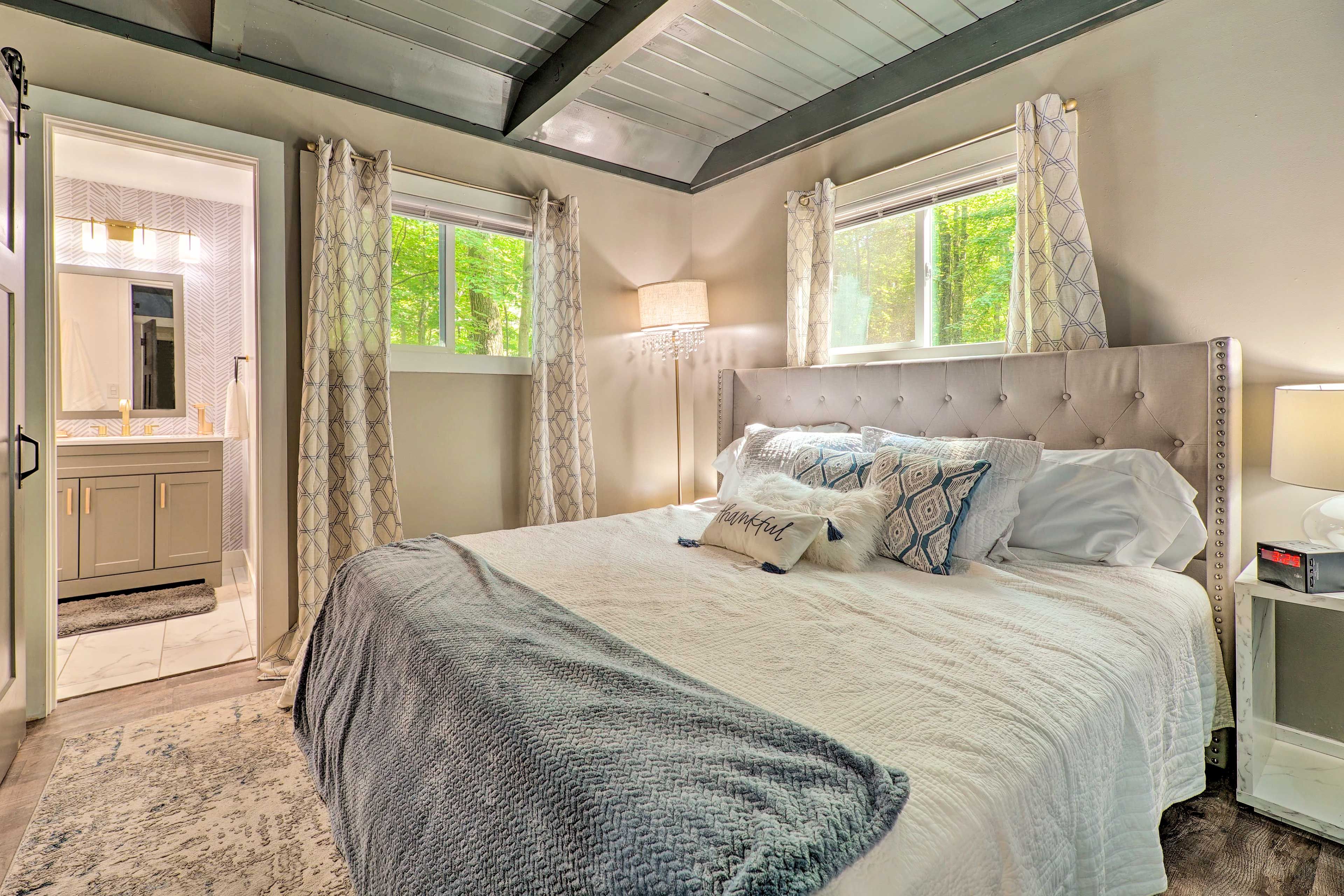 Bedroom 1 | King Bed | Linens & Towels | Full En-Suite Bathroom