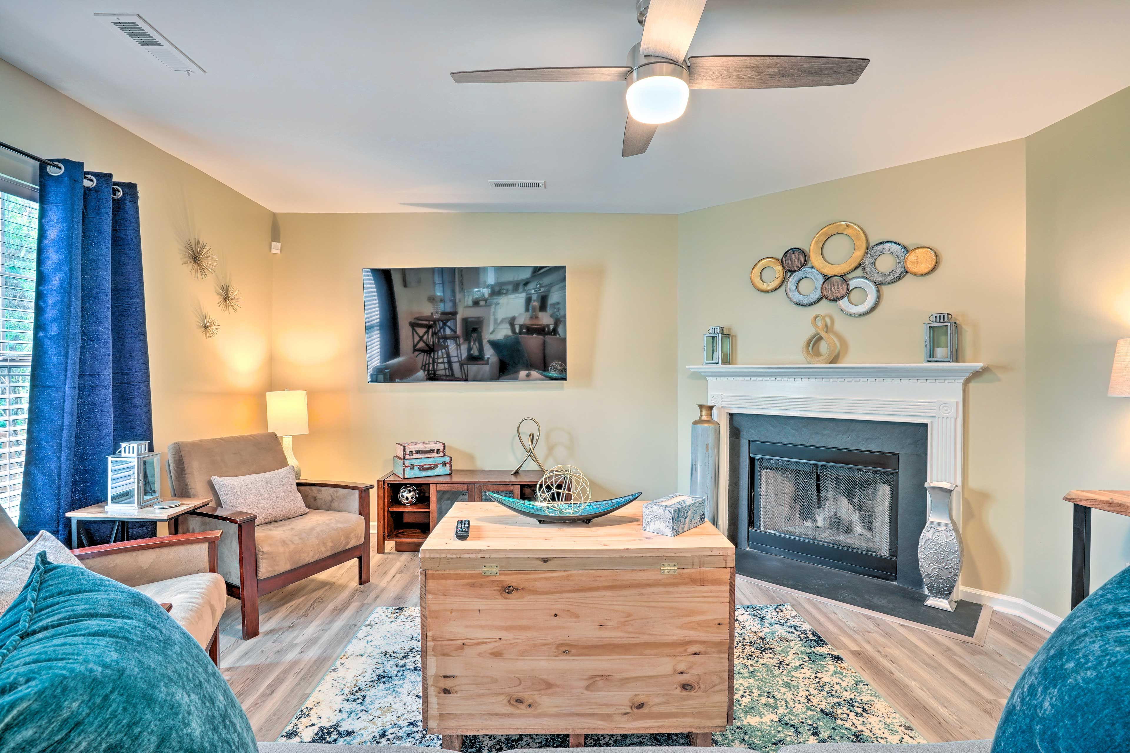 Living Room | Smart TV | Fireplace