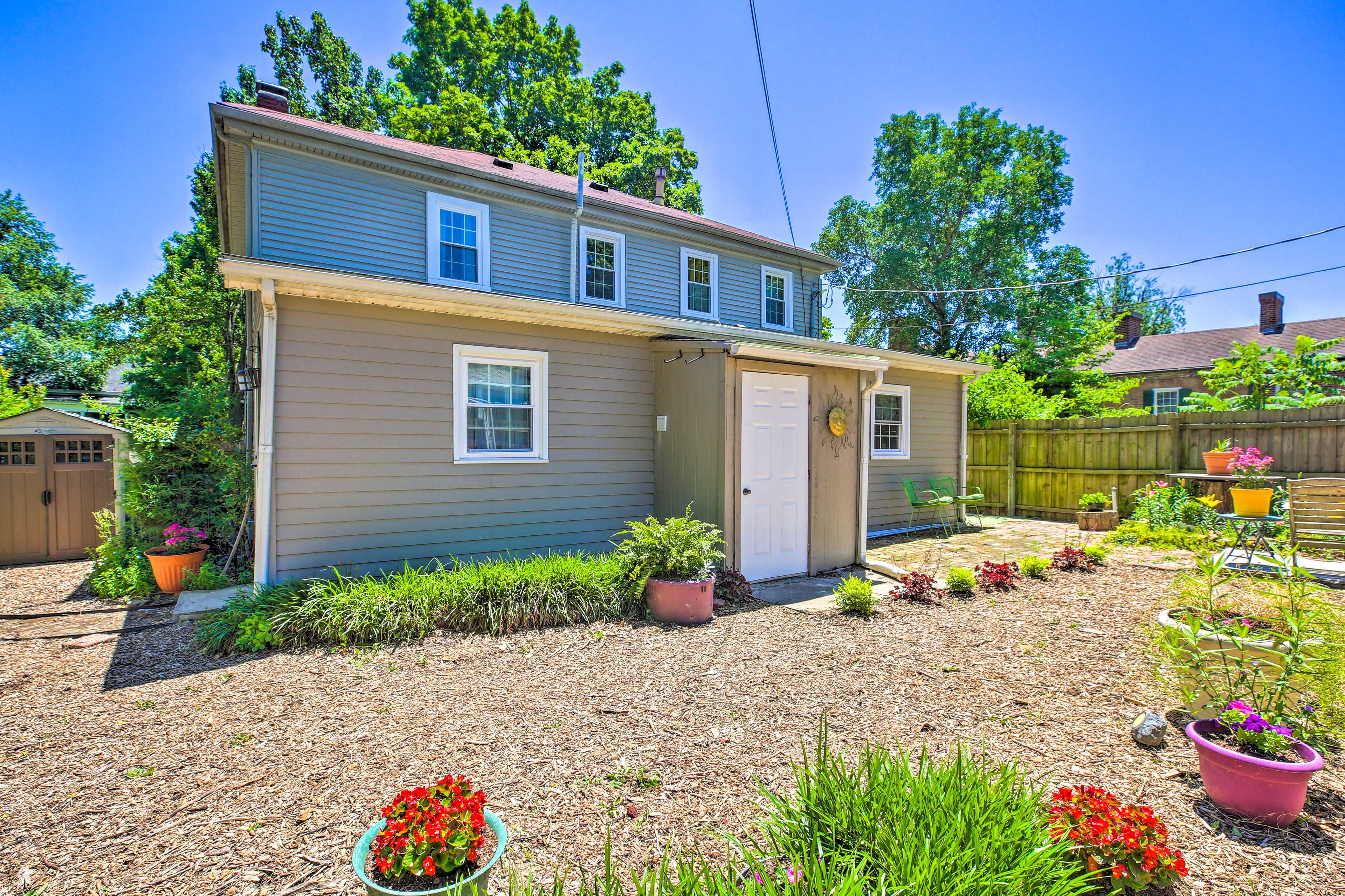 Private Yard | Garden | Furnished Patio | Fire Pit