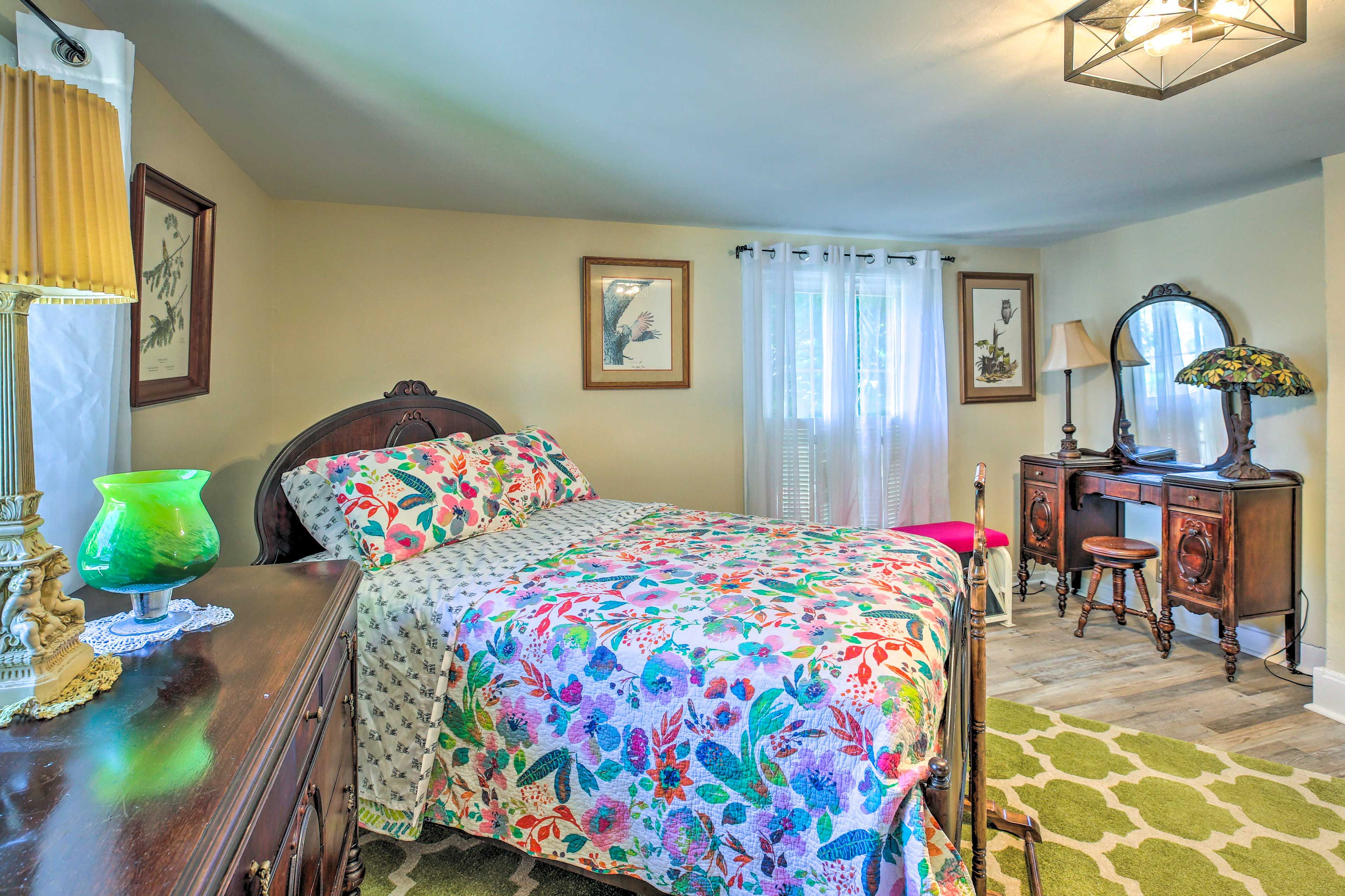 Bedroom 2 | Full Bed | 2nd Floor | Hangers