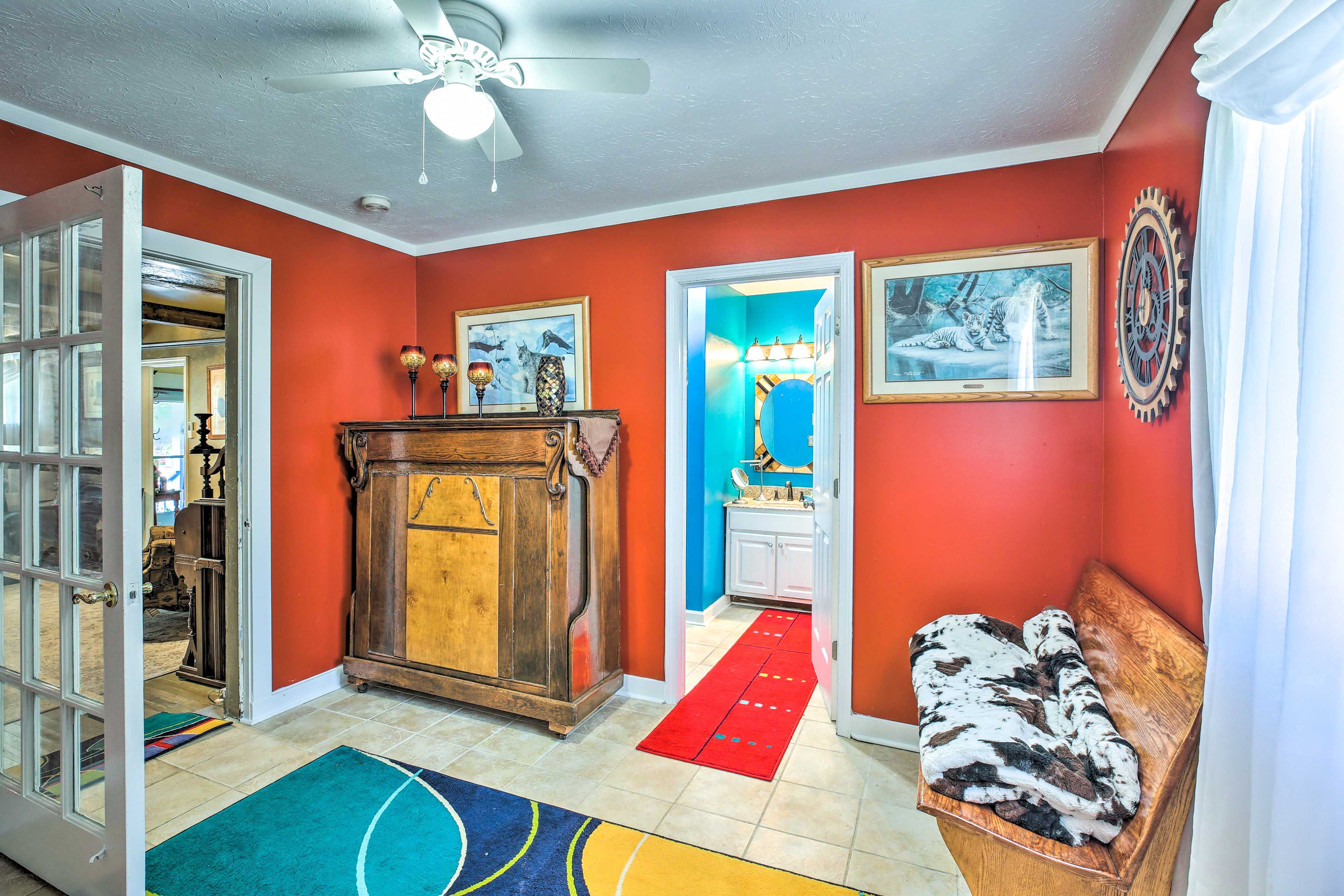 Full Bathroom | 1st Floor | Complimentary Toiletries | Hair Dryer