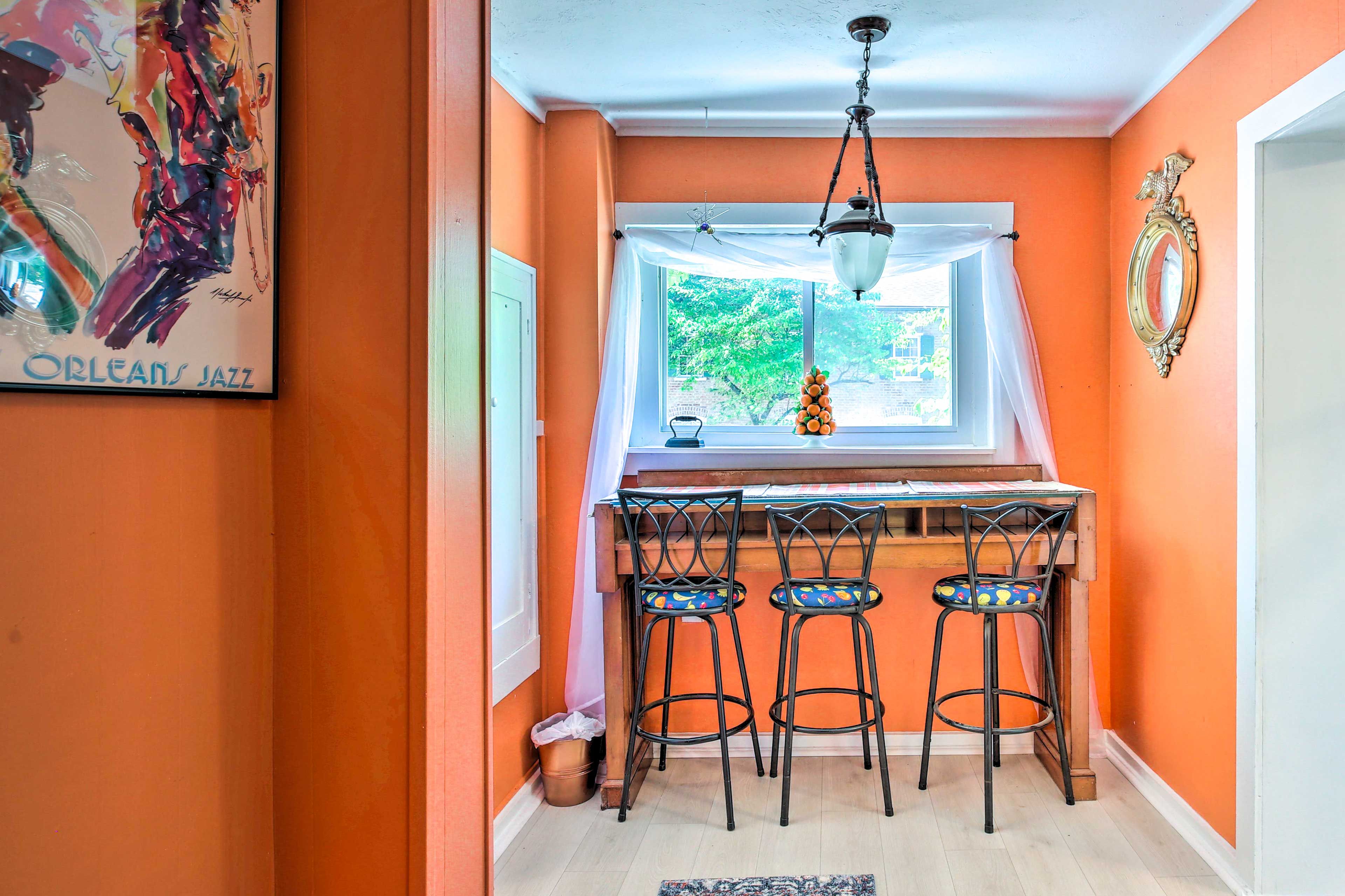 Breakfast Bar w/ Seating