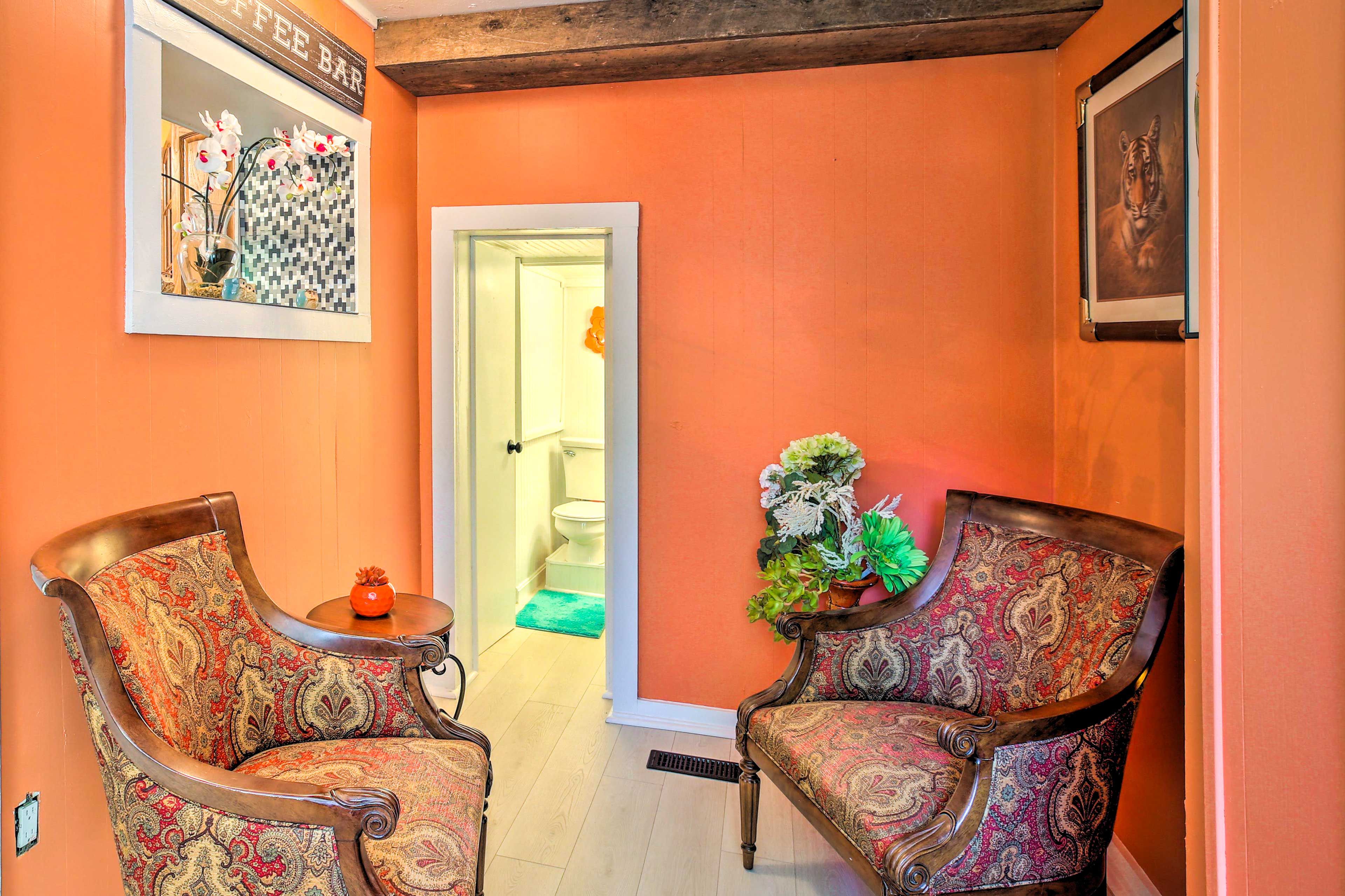 Half Bathroom | 1st Floor | Towels Provided