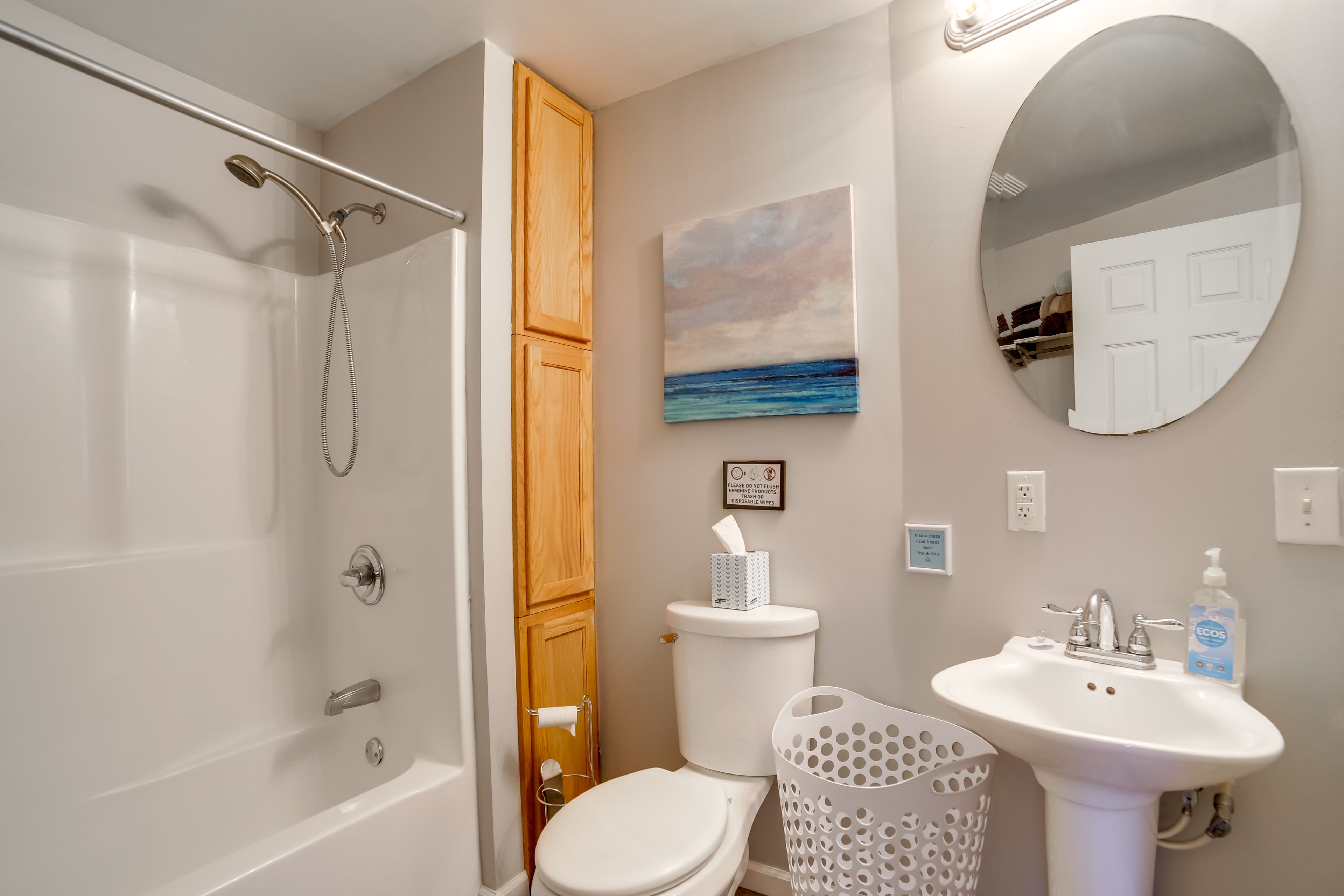 Full Bathroom | Towels Provided | 2nd Floor