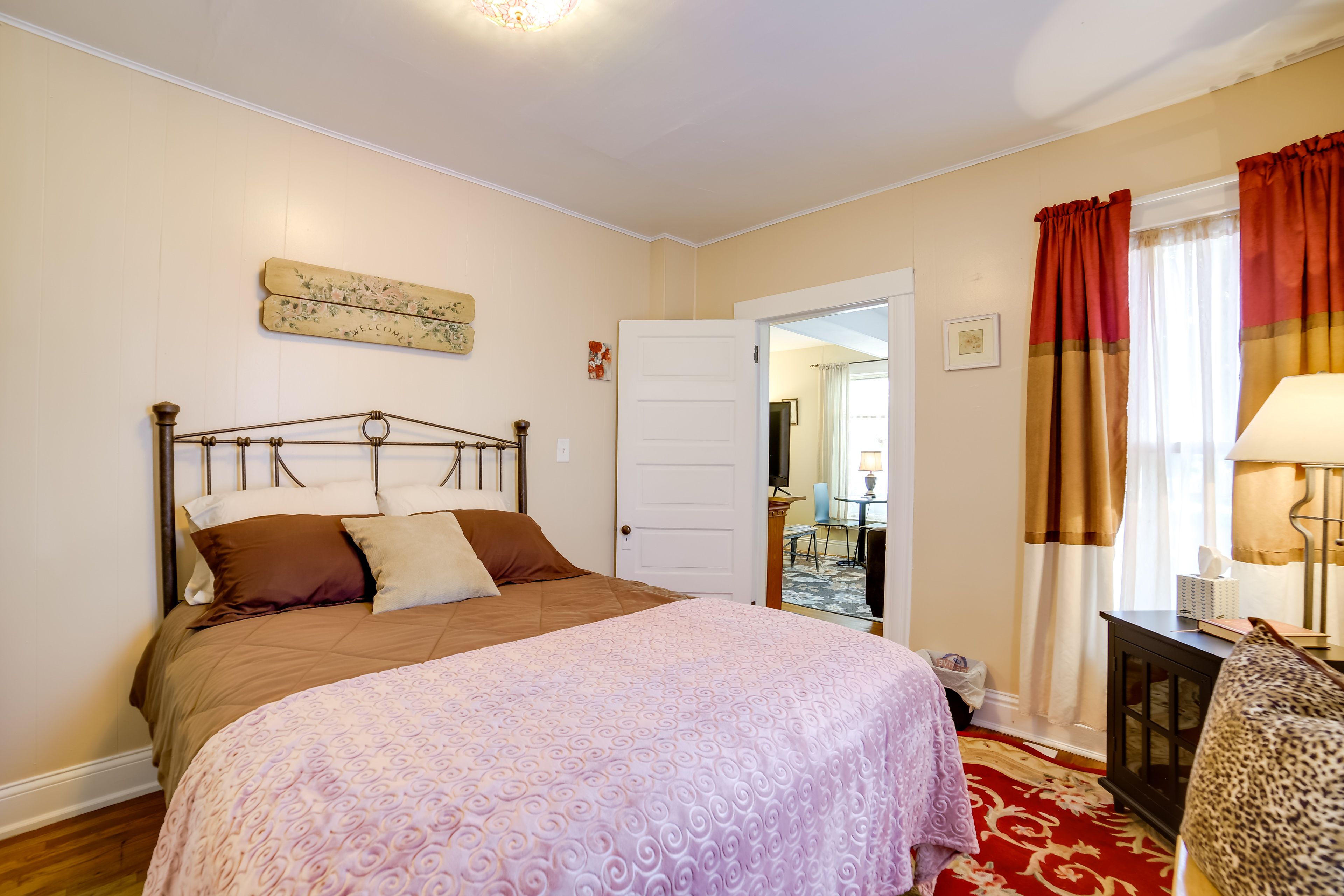 Bedroom 1 | Queen Bed | 1st Floor