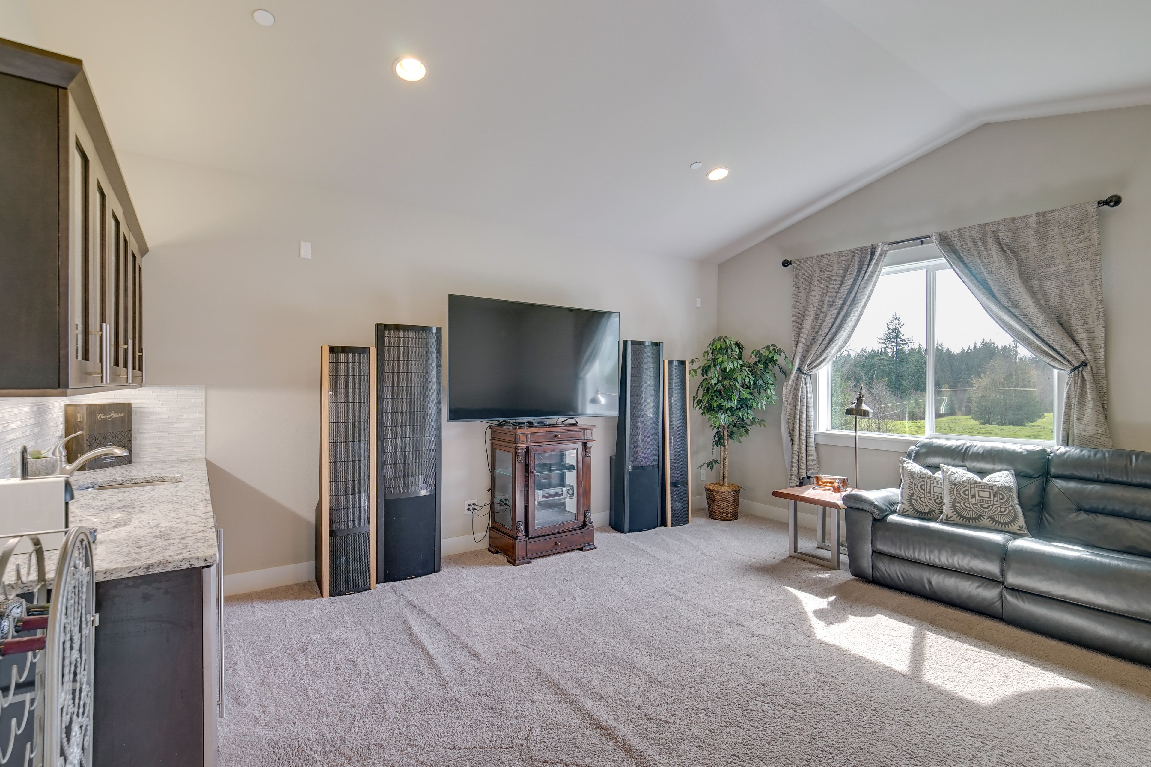 Sitting Room | Smart TV | Bar Area