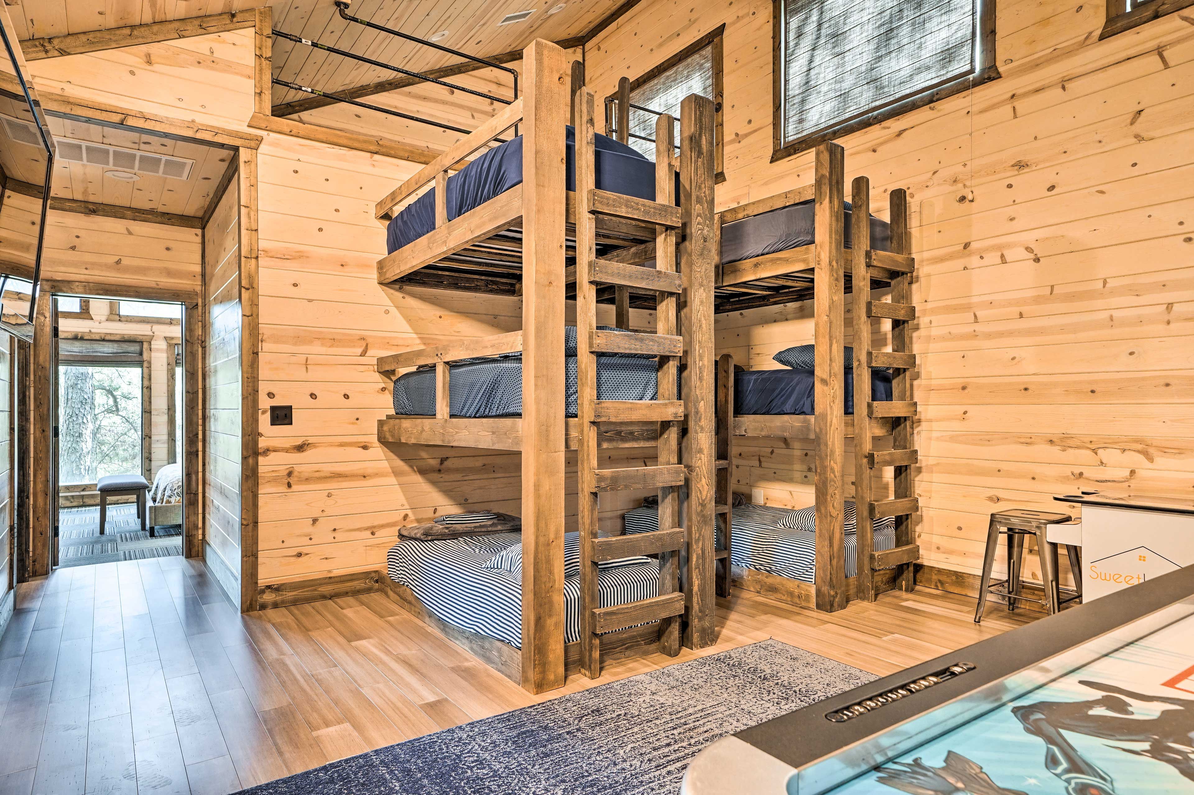 Bedroom 4 | 6 Twin Beds | 1 Queen | Bunk-Style