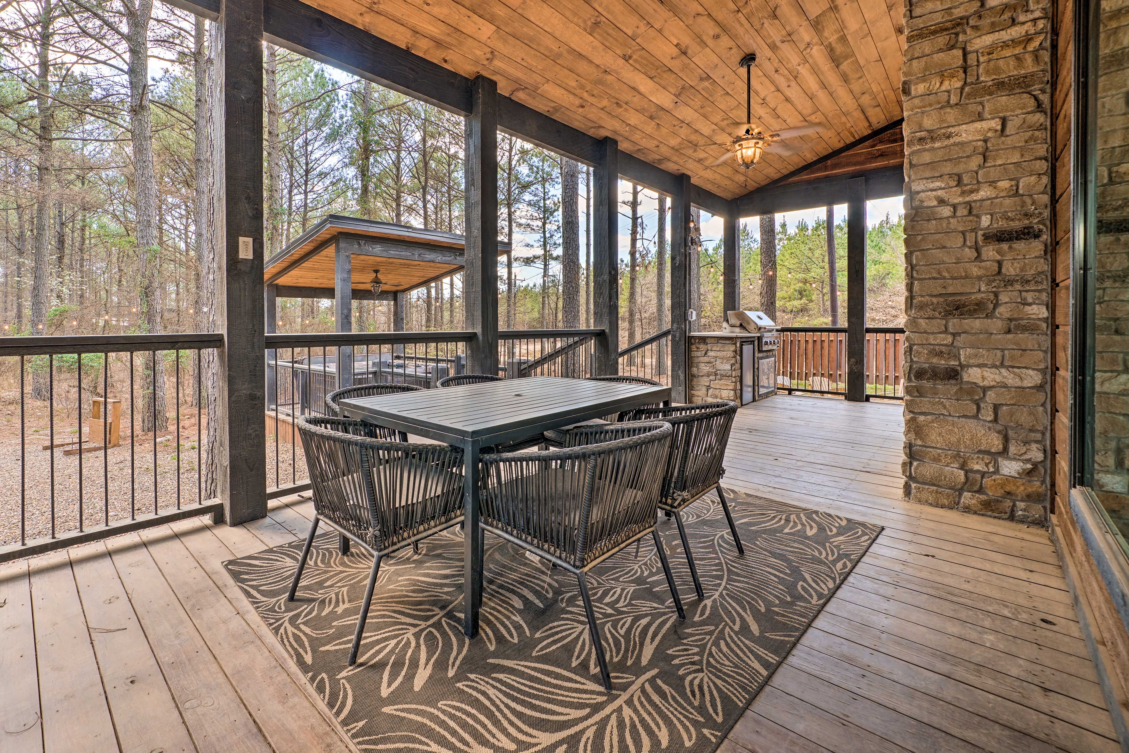 Screened-In Deck | Dining Area