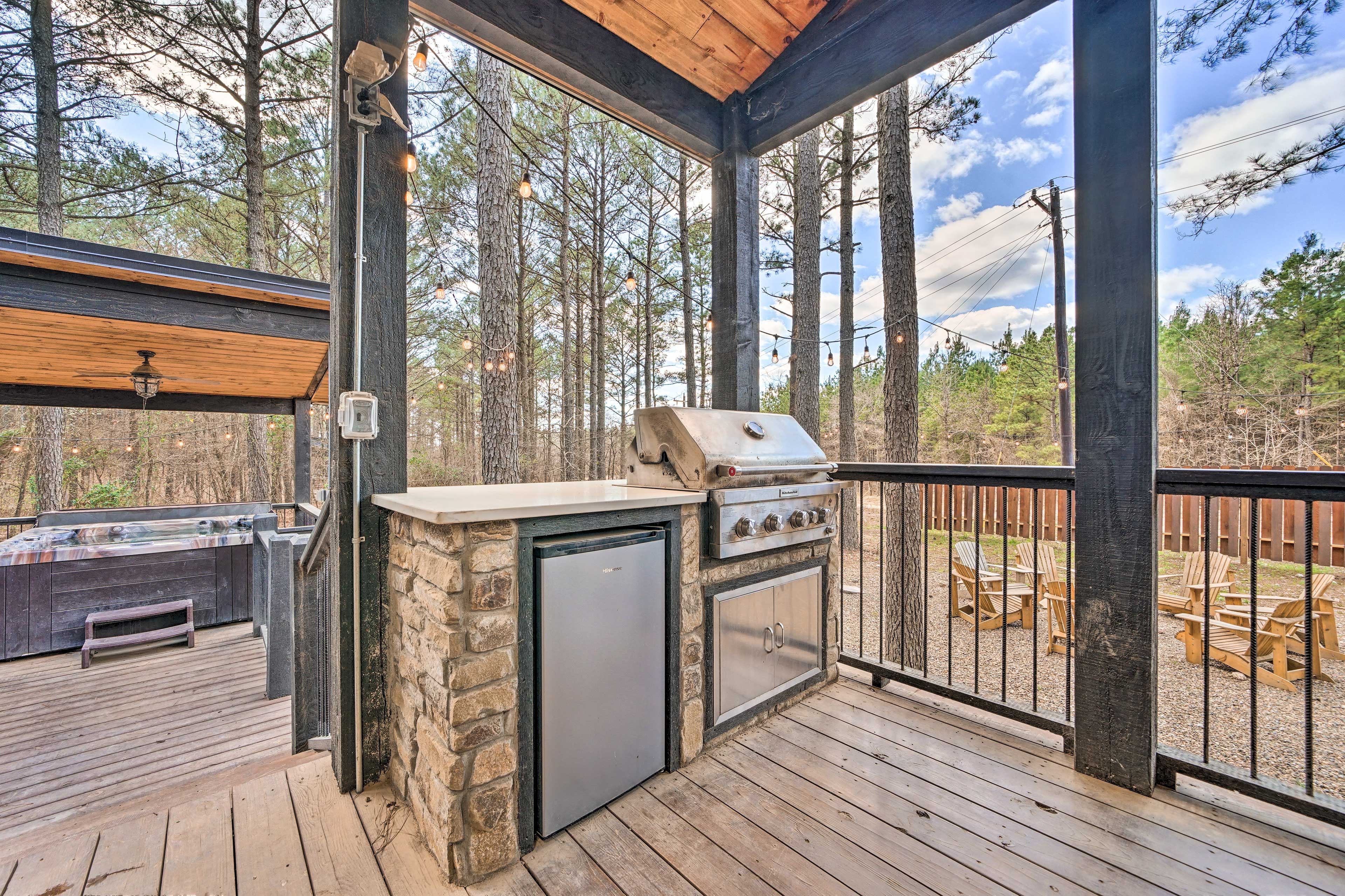 Outdoor Kitchen | Gas Grill | Mini Fridge