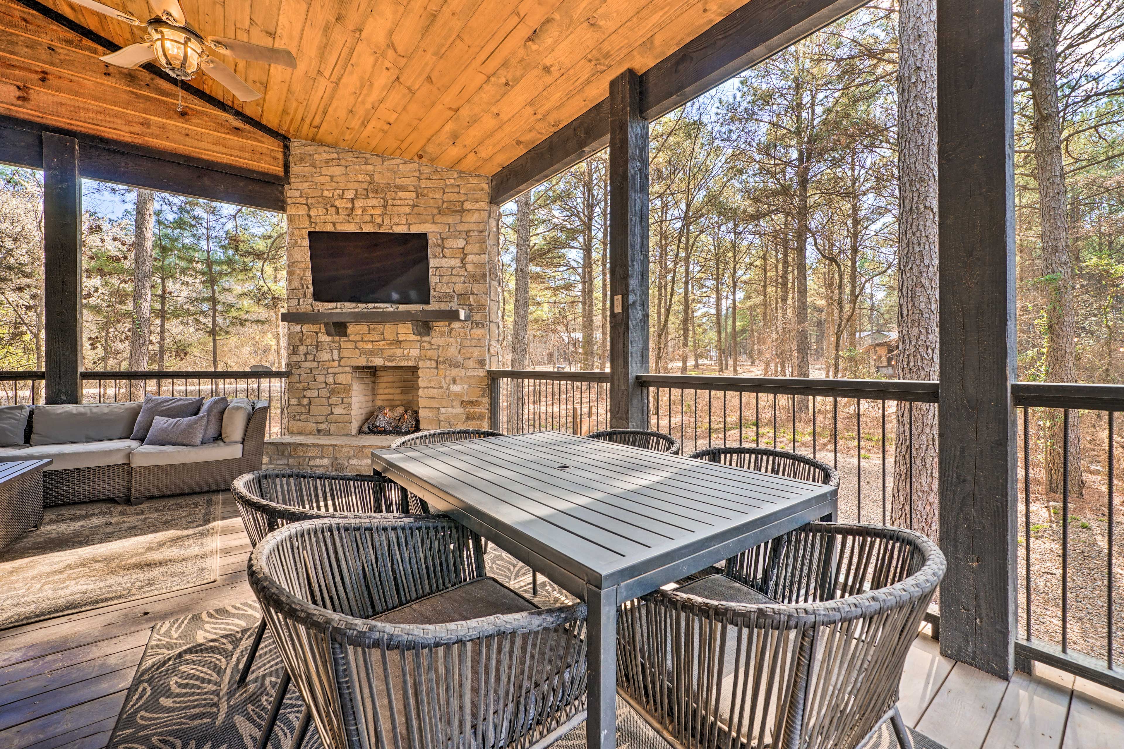 Screened-In Deck | Lounge Seating | Smart TV