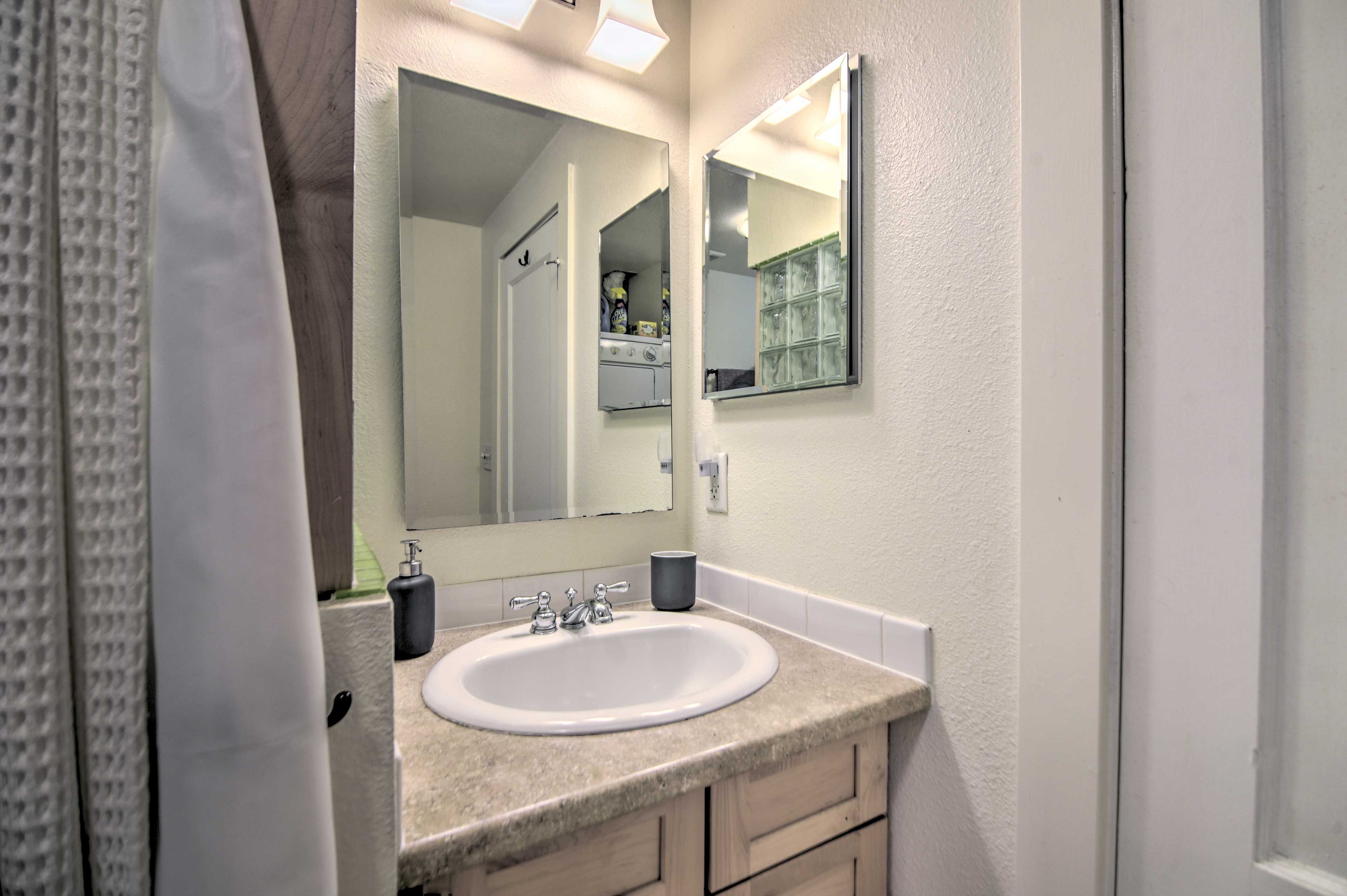 Full Bathroom | Linens & Towels | Hair Dryer | Complimentary Toiletries