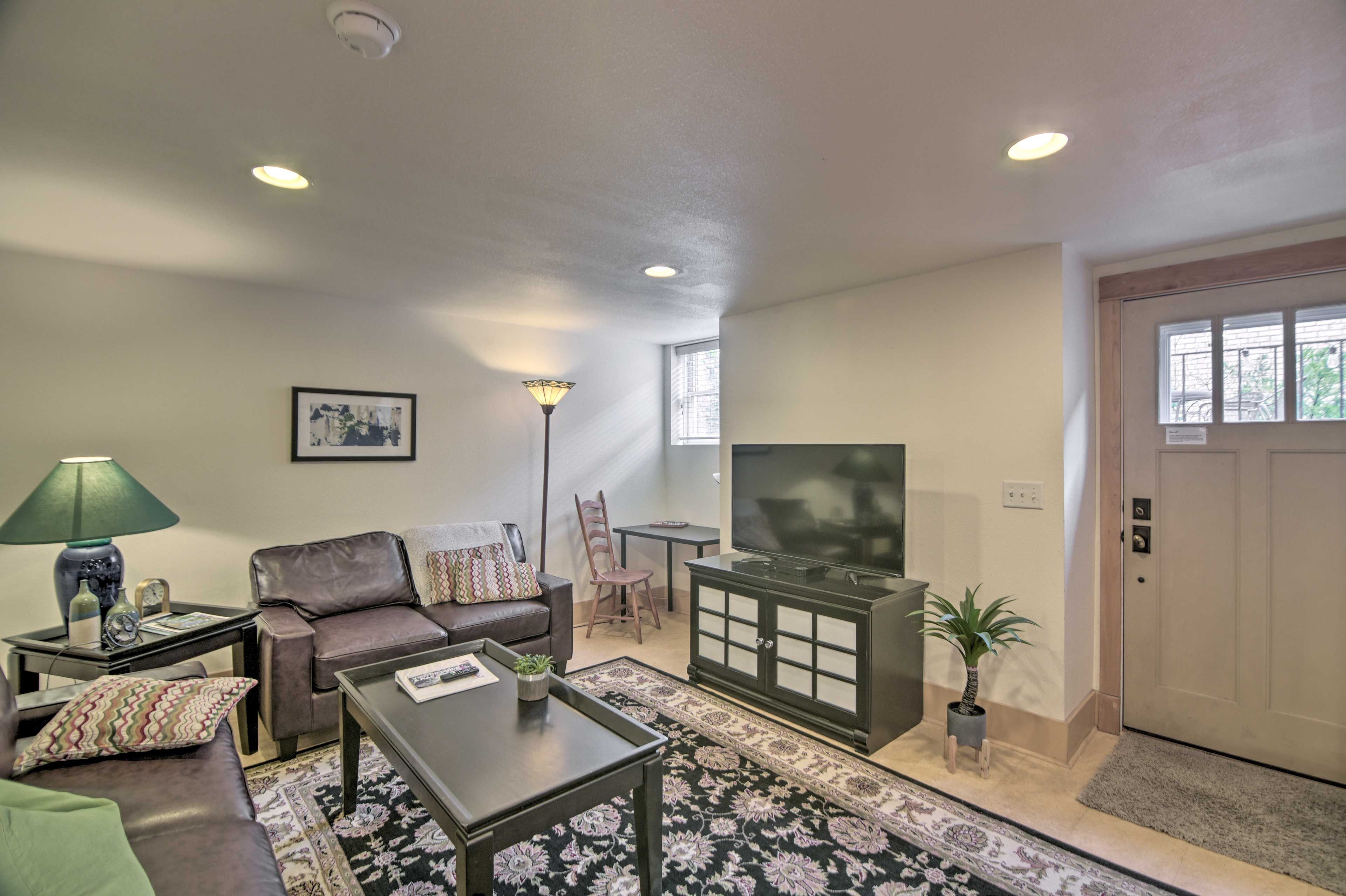 Living Room | Smart TV w/ Cable