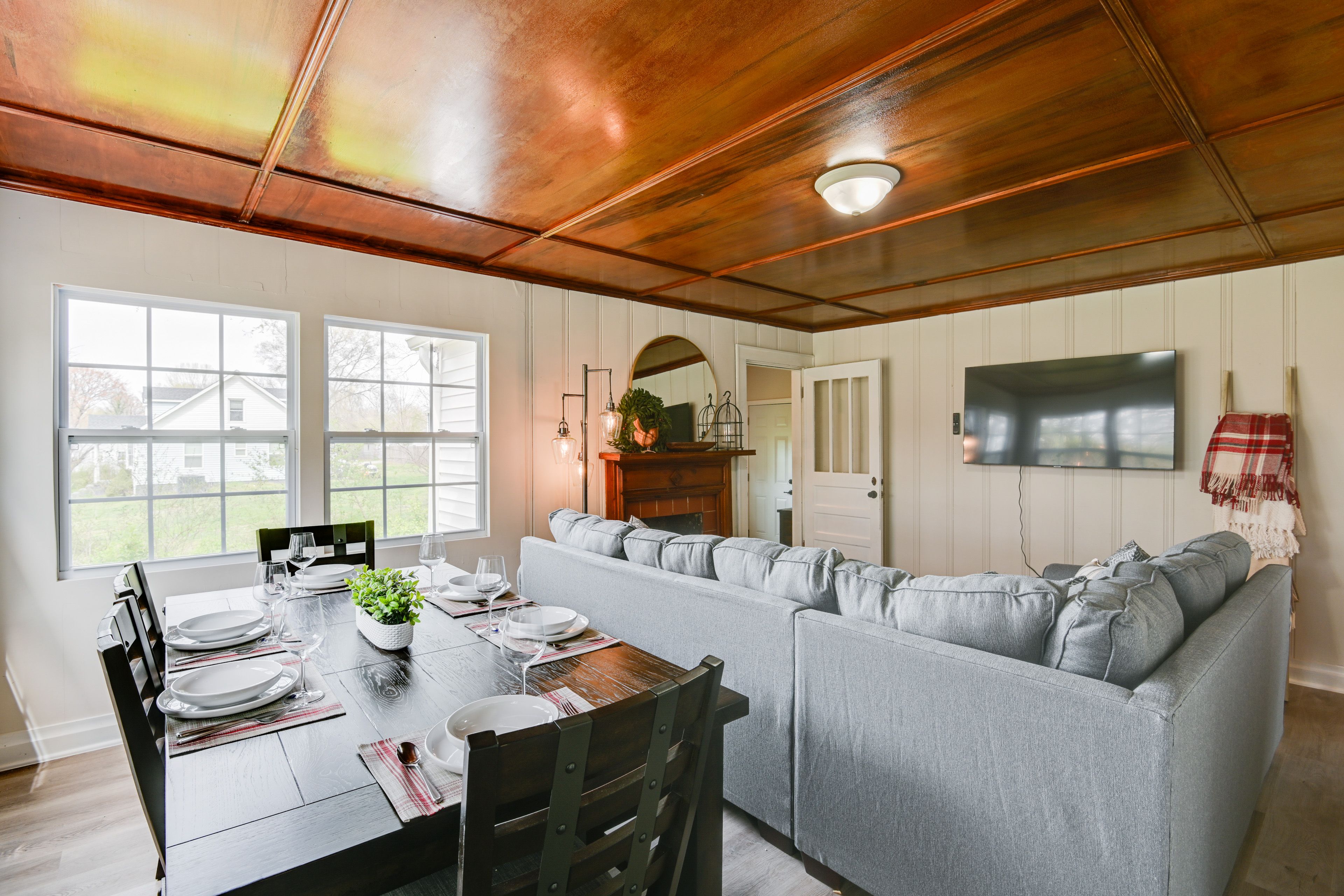 Dining Area | Dishware & Flatware Provided