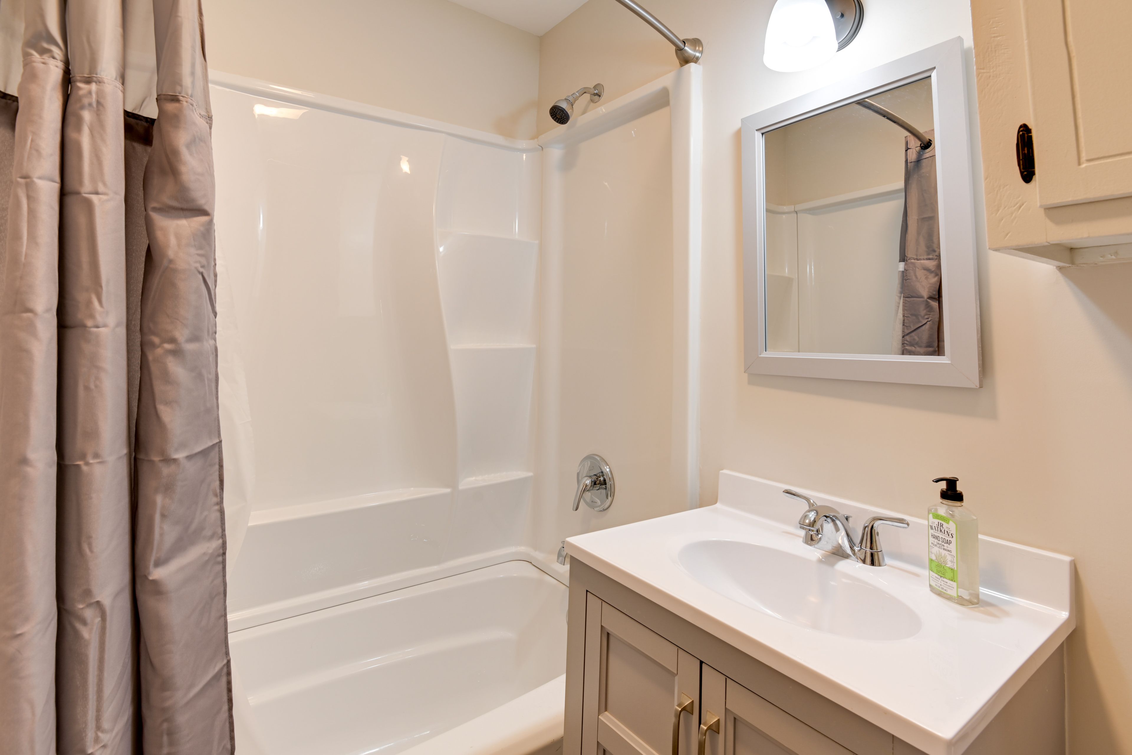 Full Bathroom | Complimentary Toiletries | Towels Provided