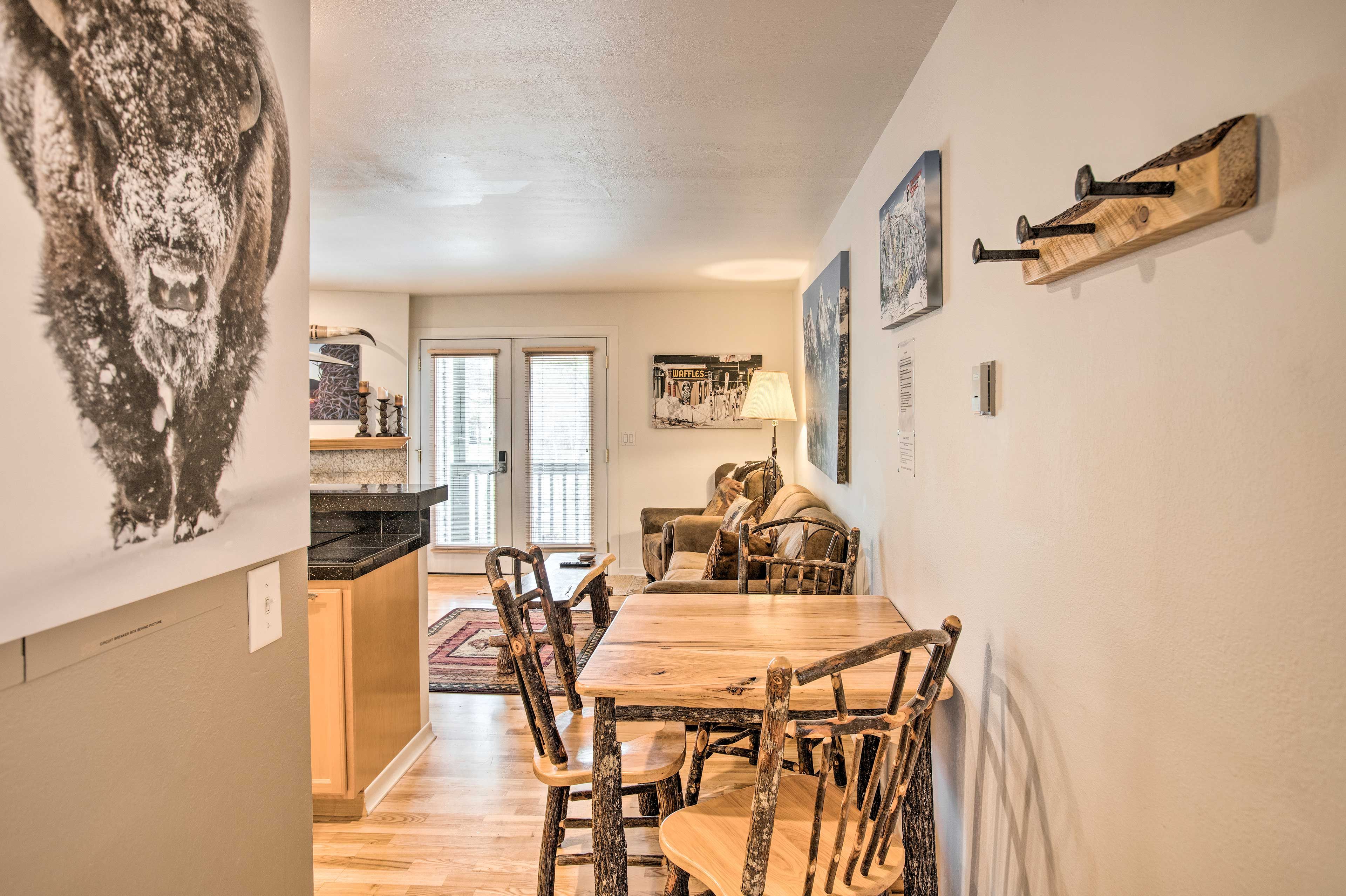 Dining Area | Dishware & Flatware Provided