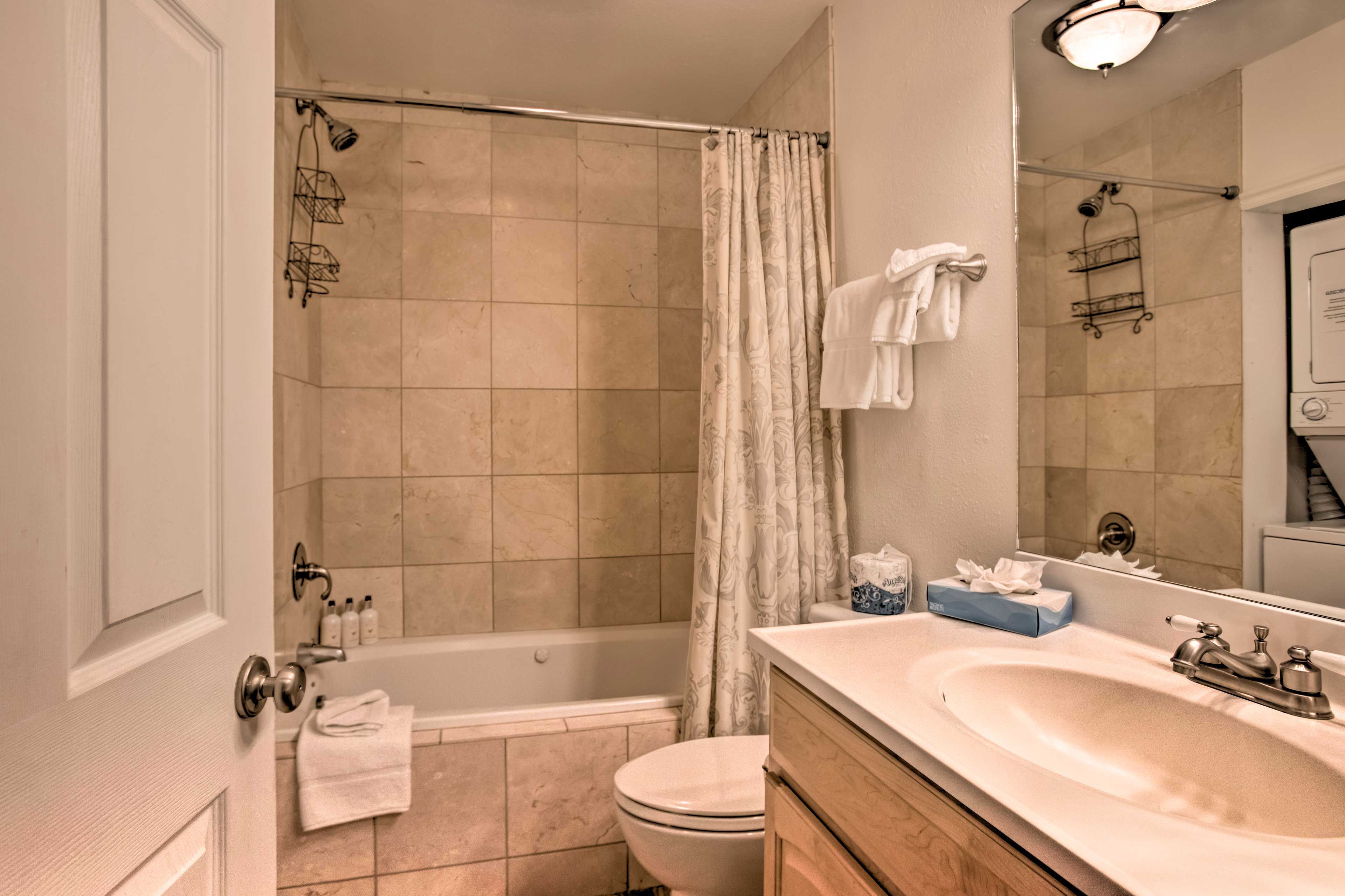 Full Bathroom | Complimentary Toiletries