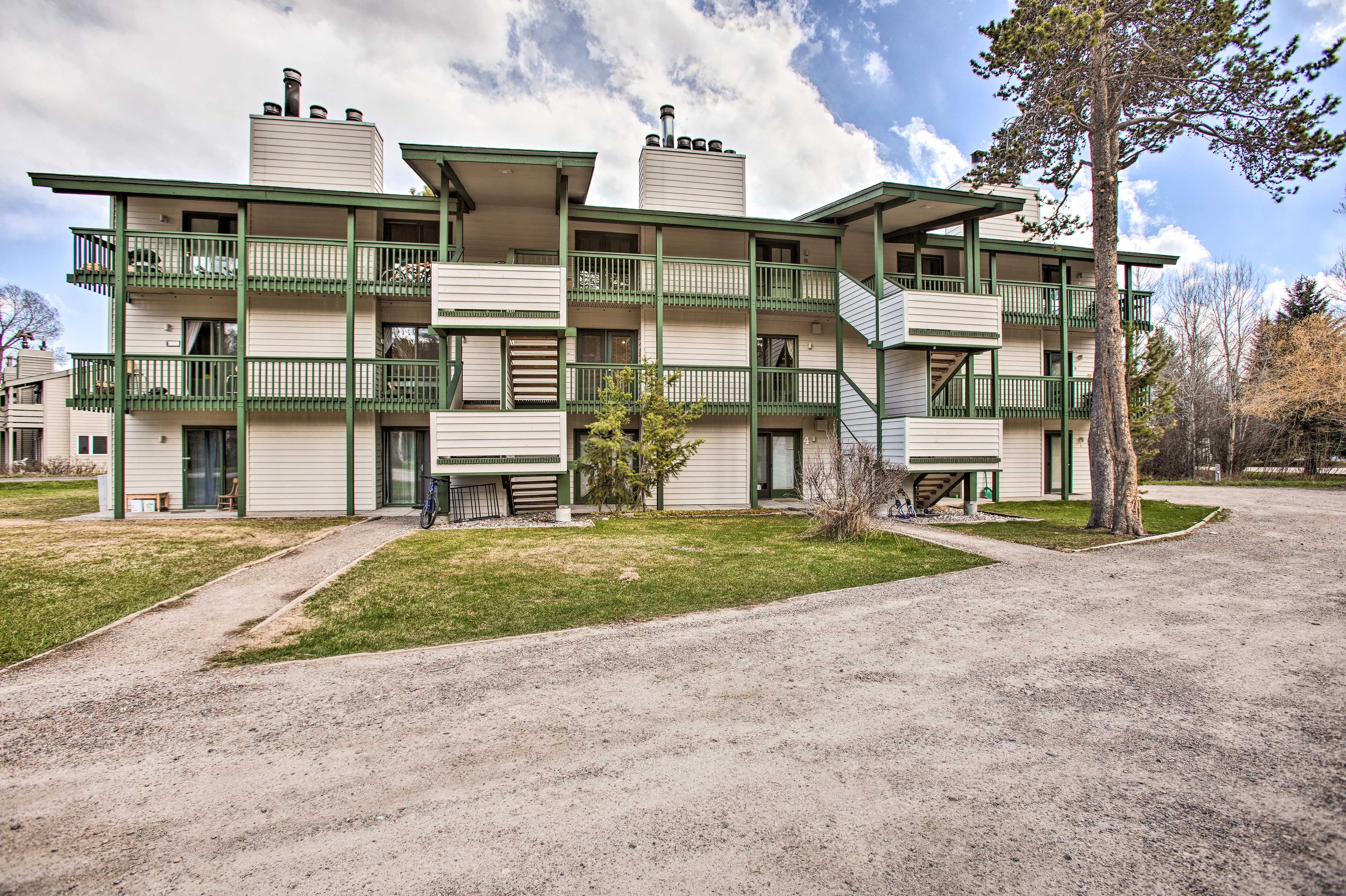 Building Exterior | Community Parking Lot (2 Vehicles)