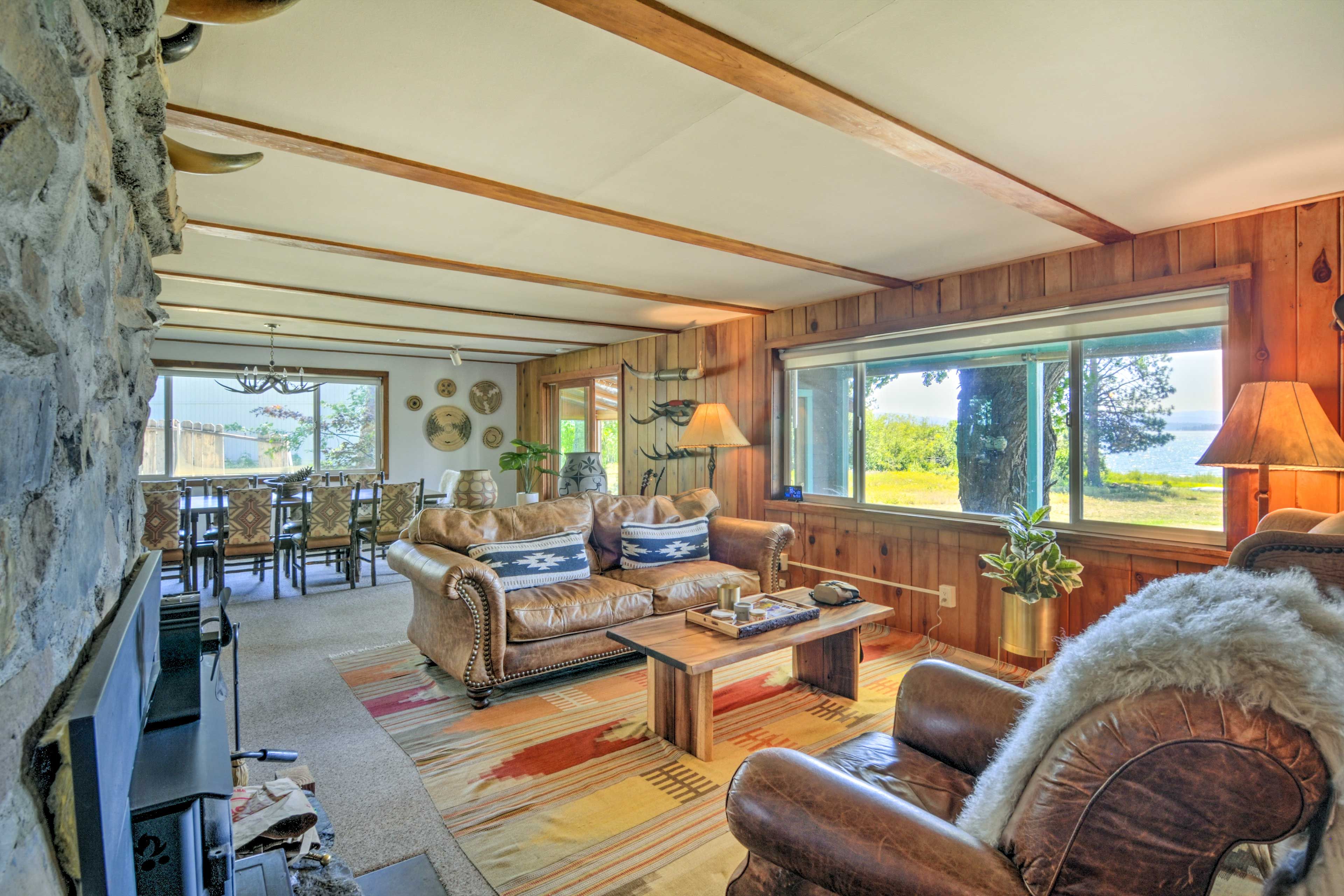 Living Room | Stone Fireplace | Free WiFi | Smart TV