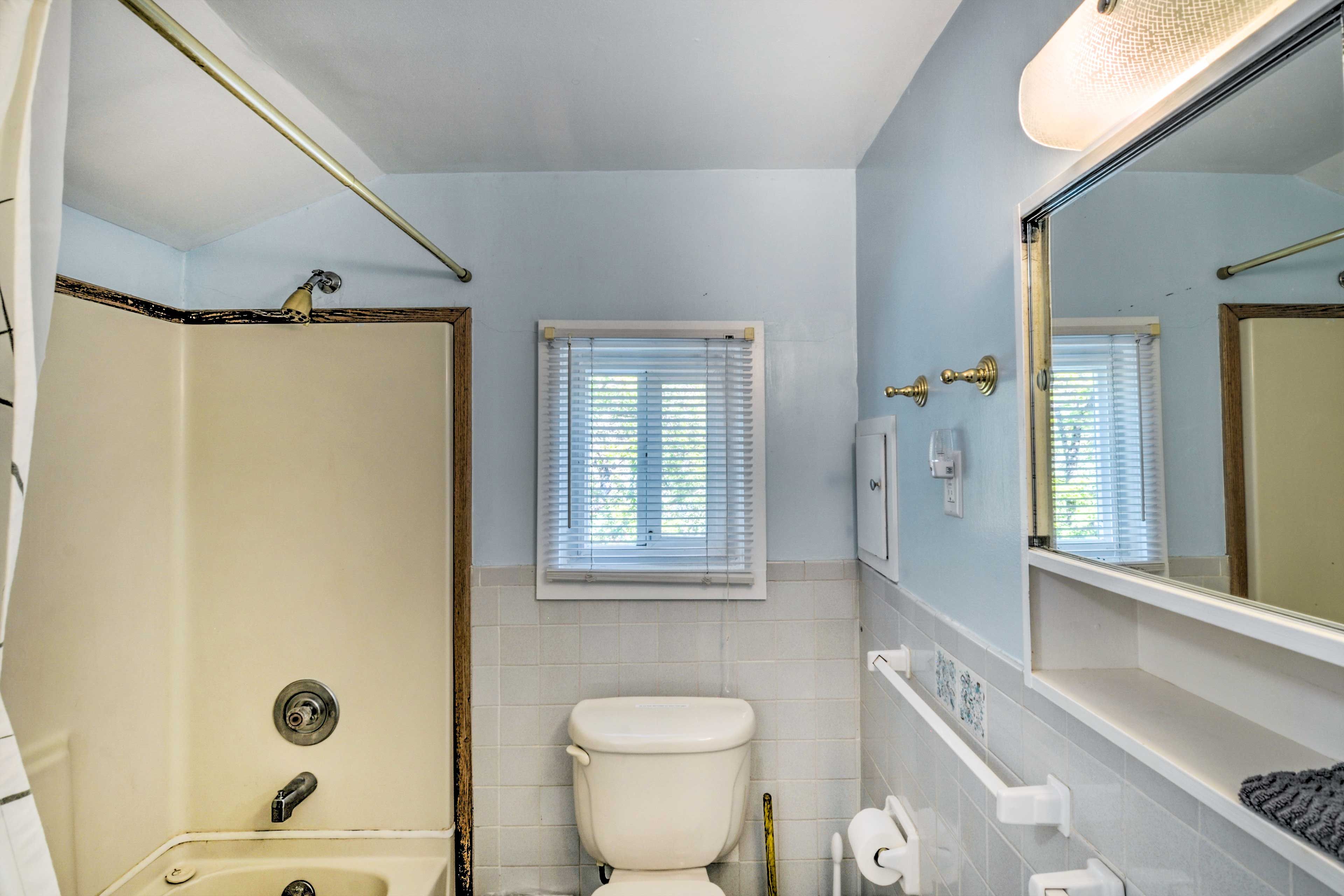 Full Bathroom | Towels Provided | Complimentary Toiletries