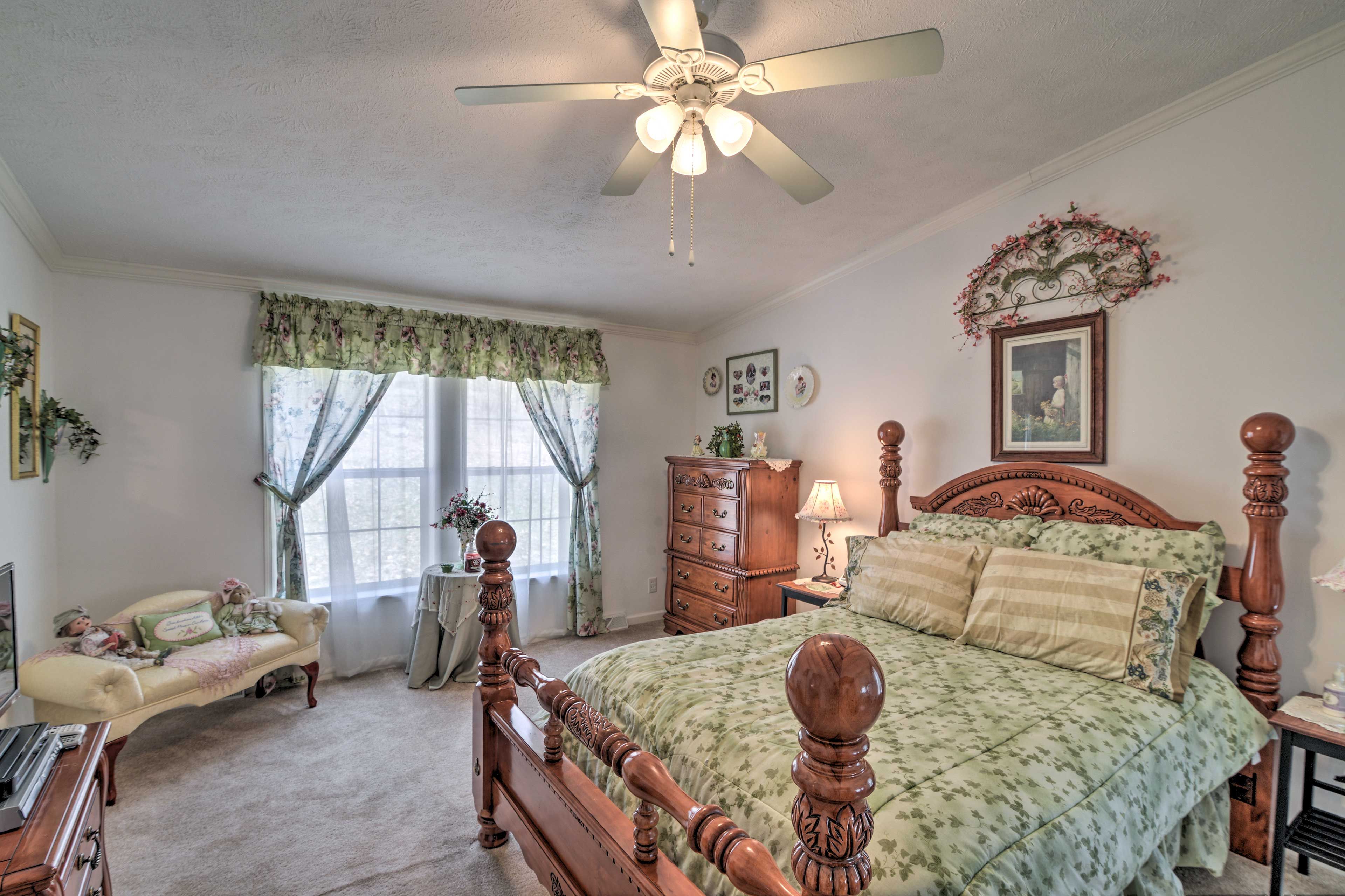 Bedroom 1 | Full Bed | En-Suite Bathroom | Smart TV w/ Cable | Linens Provided