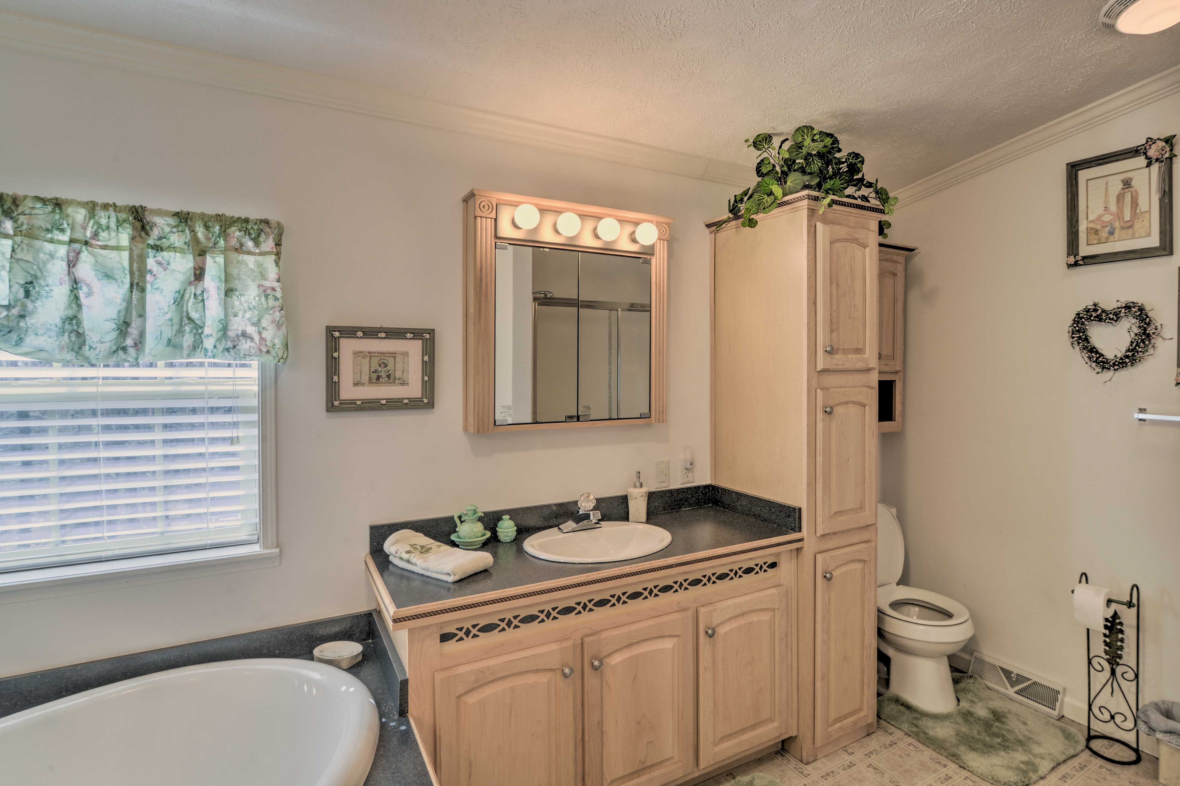 En-Suite Bathroom | Complimentary Toiletries | Towels Provided | Jetted Tub