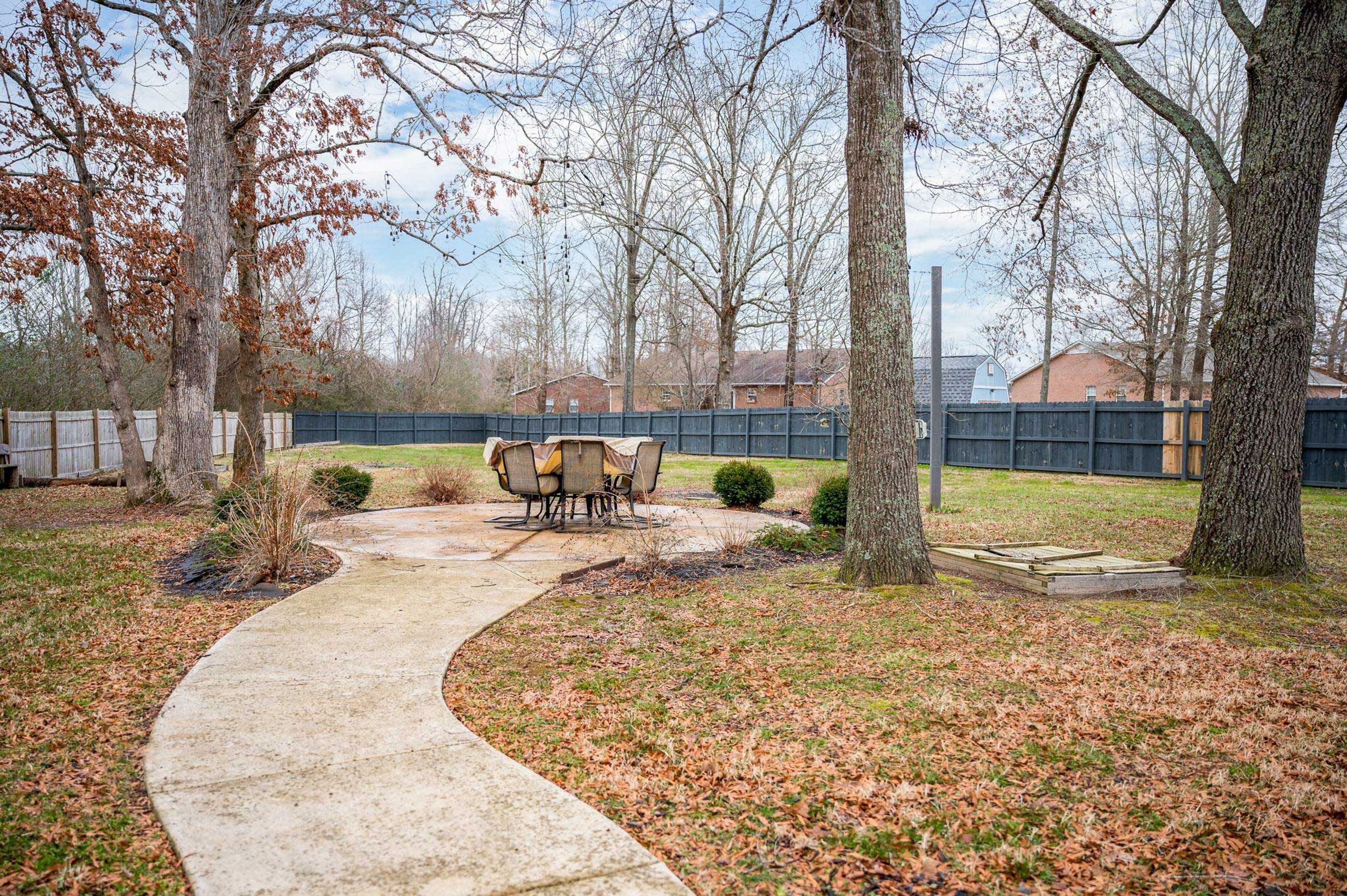 Backyard | Outdoor Dining Area