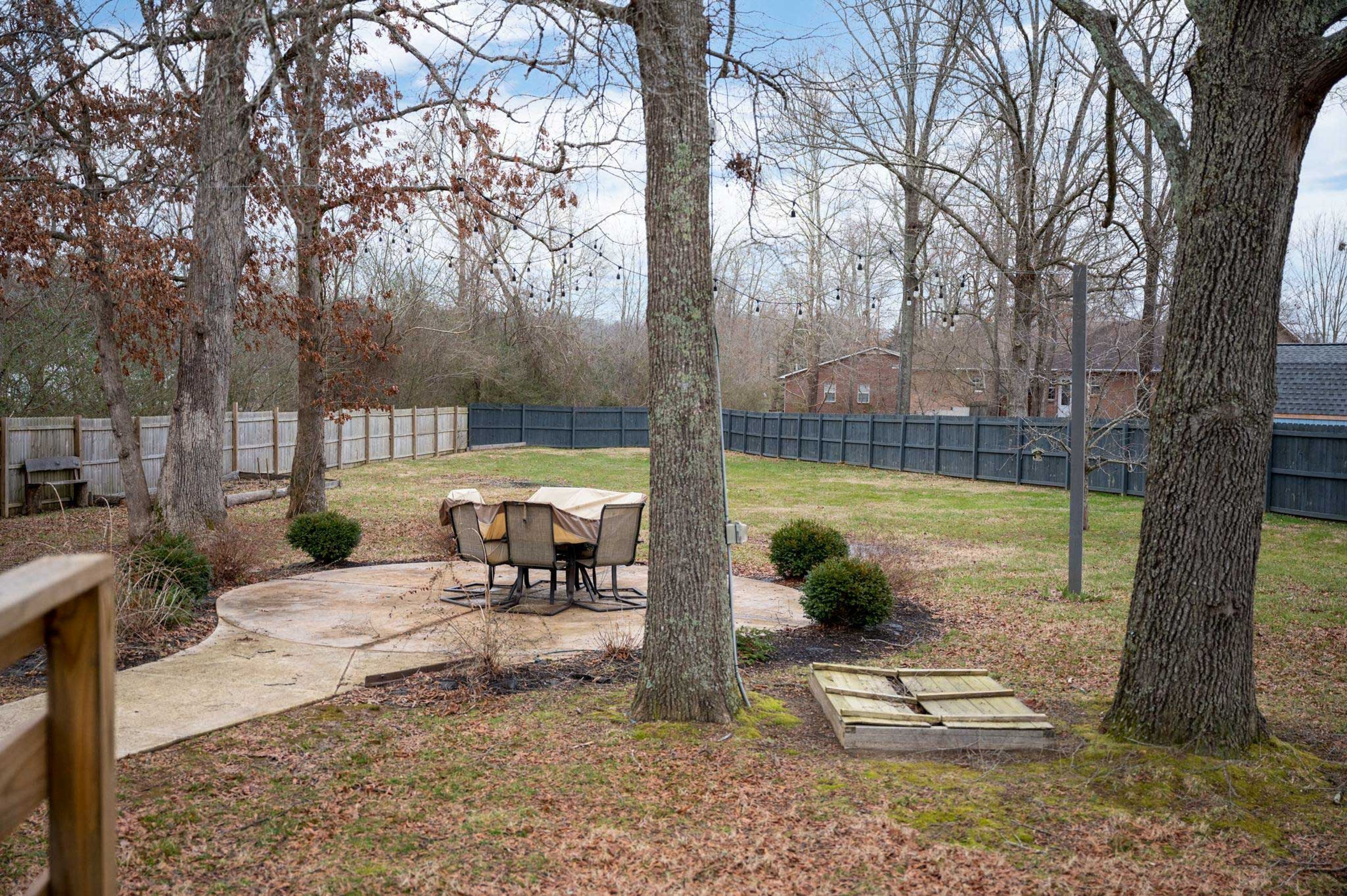 Backyard | Outdoor Dining Area