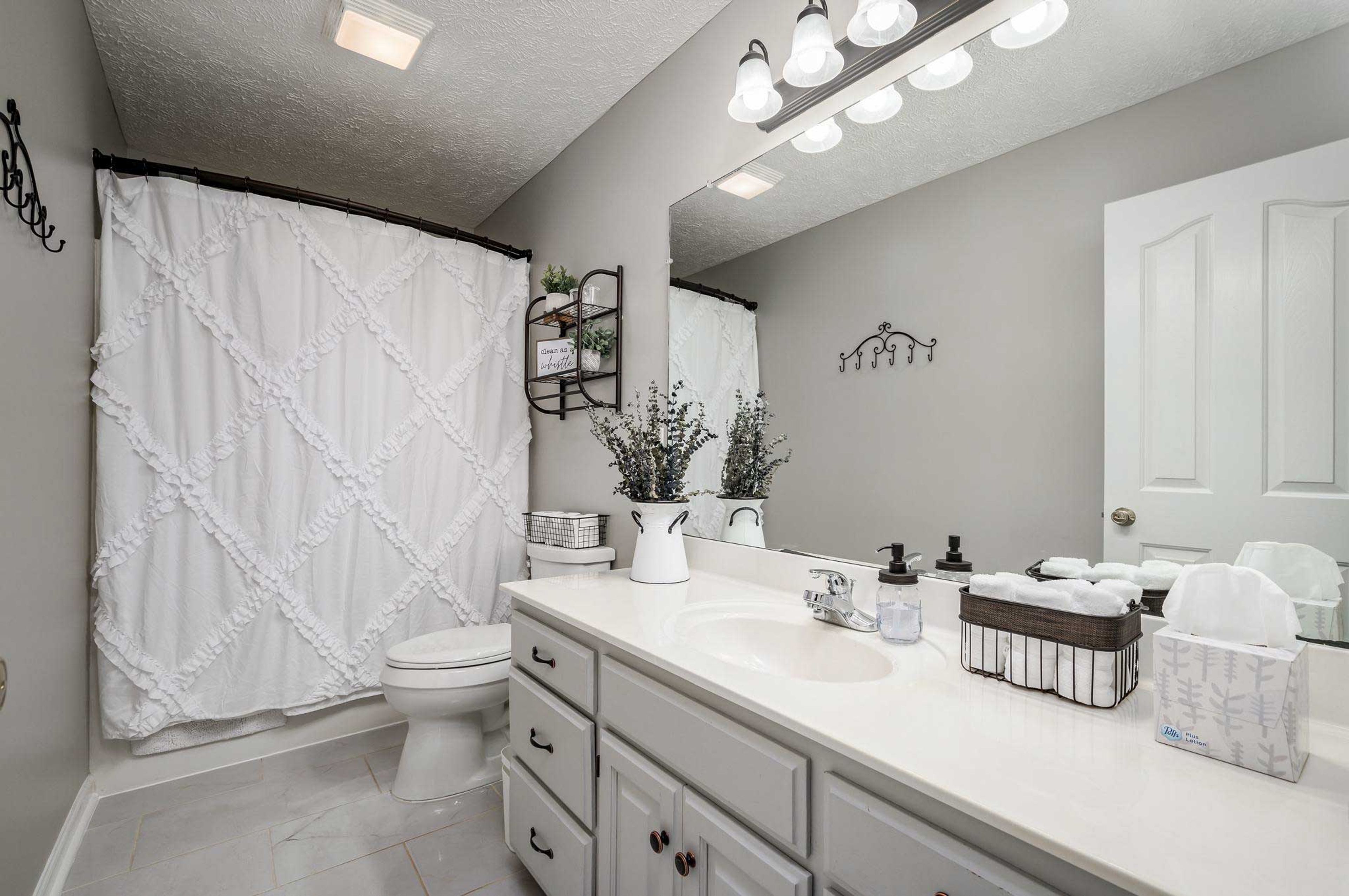 Full Bathroom | Main Level | Complimentary Toiletries