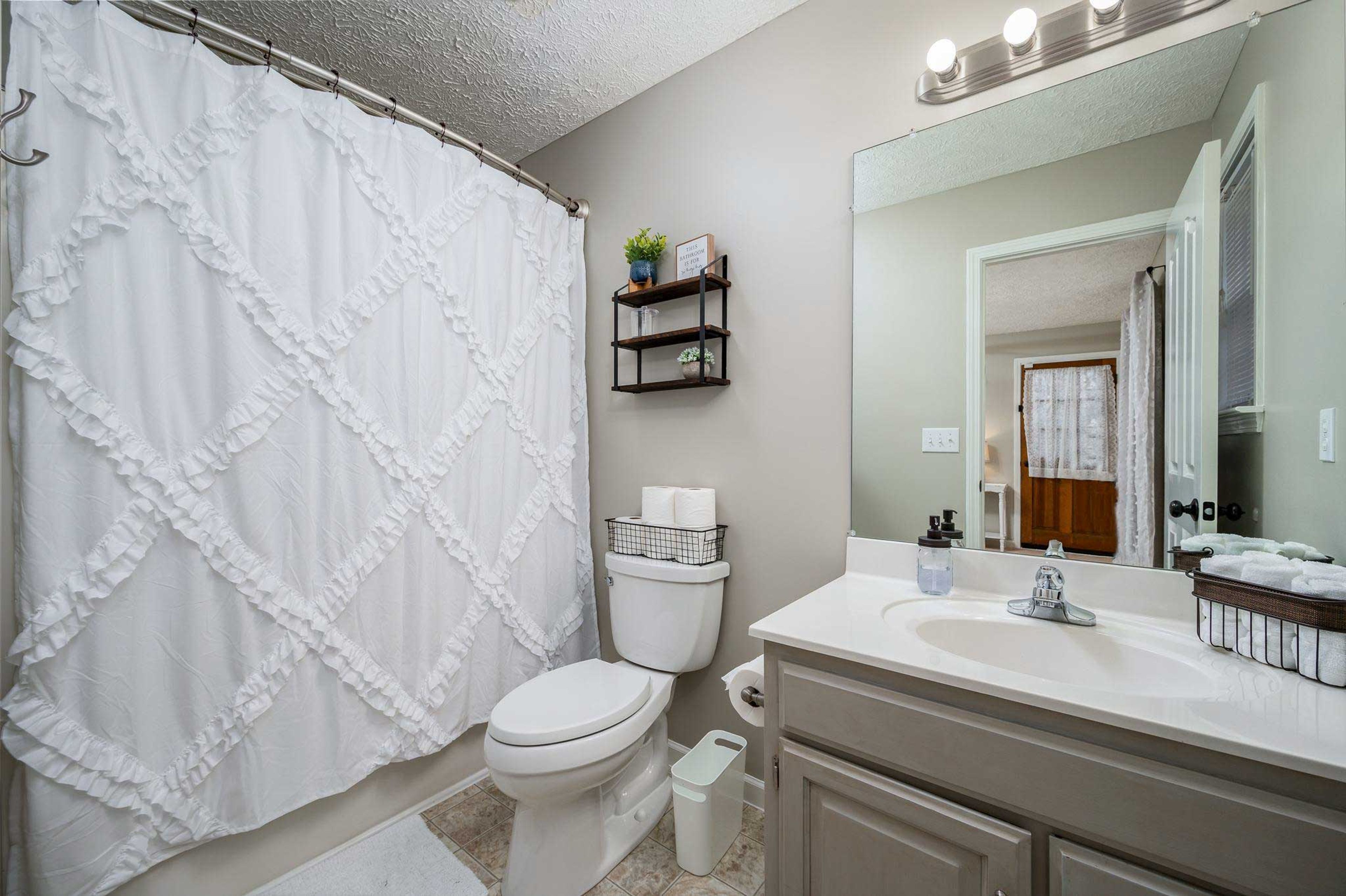 Full Bathroom | Main Level | Shampoo