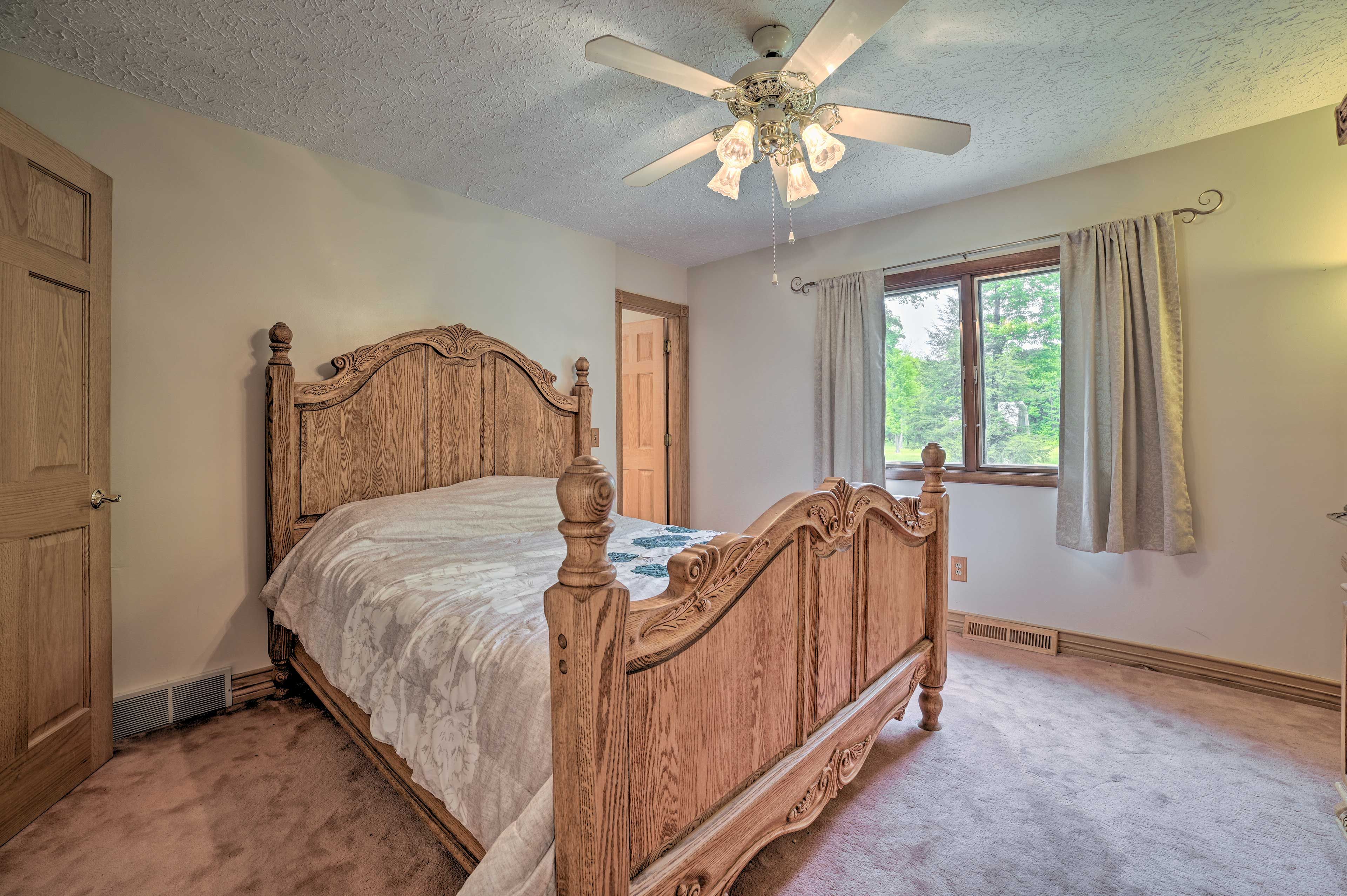 Bedroom 1 | Queen Bed | Upper Level