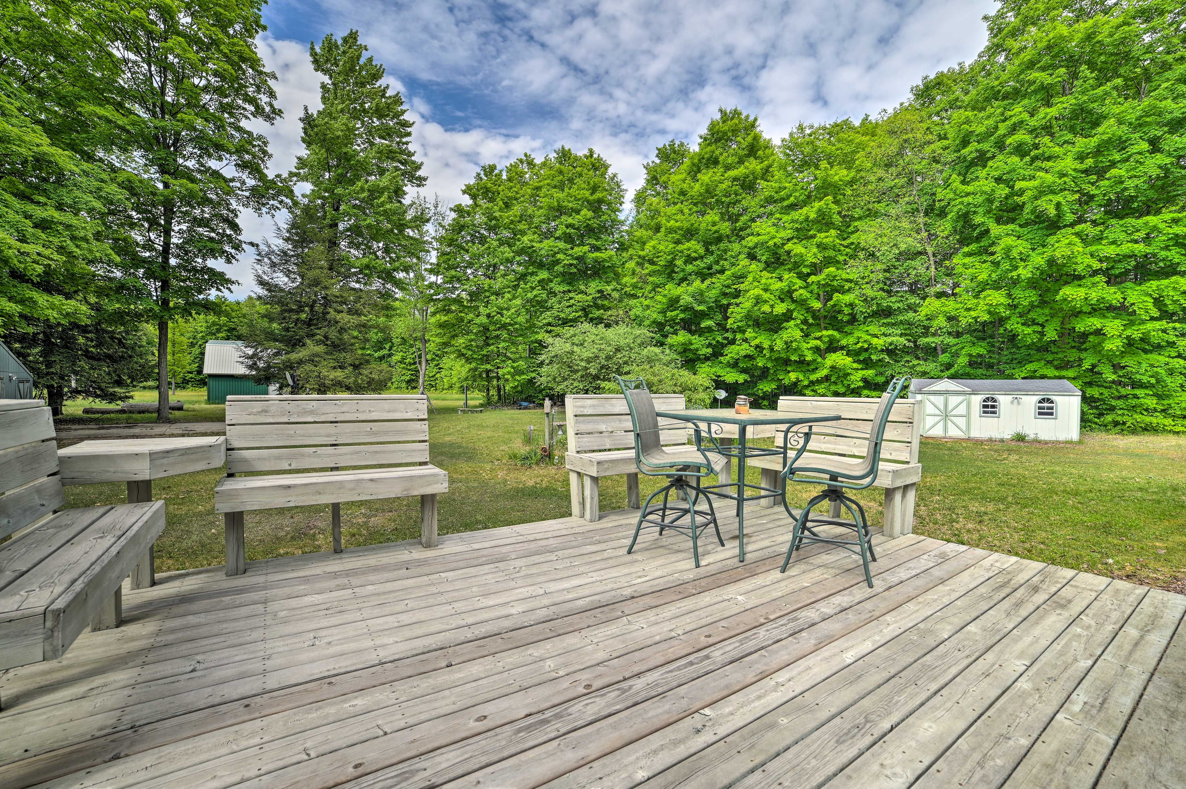Private Backyard | Deck | Fire Pit | Basketball Hoop