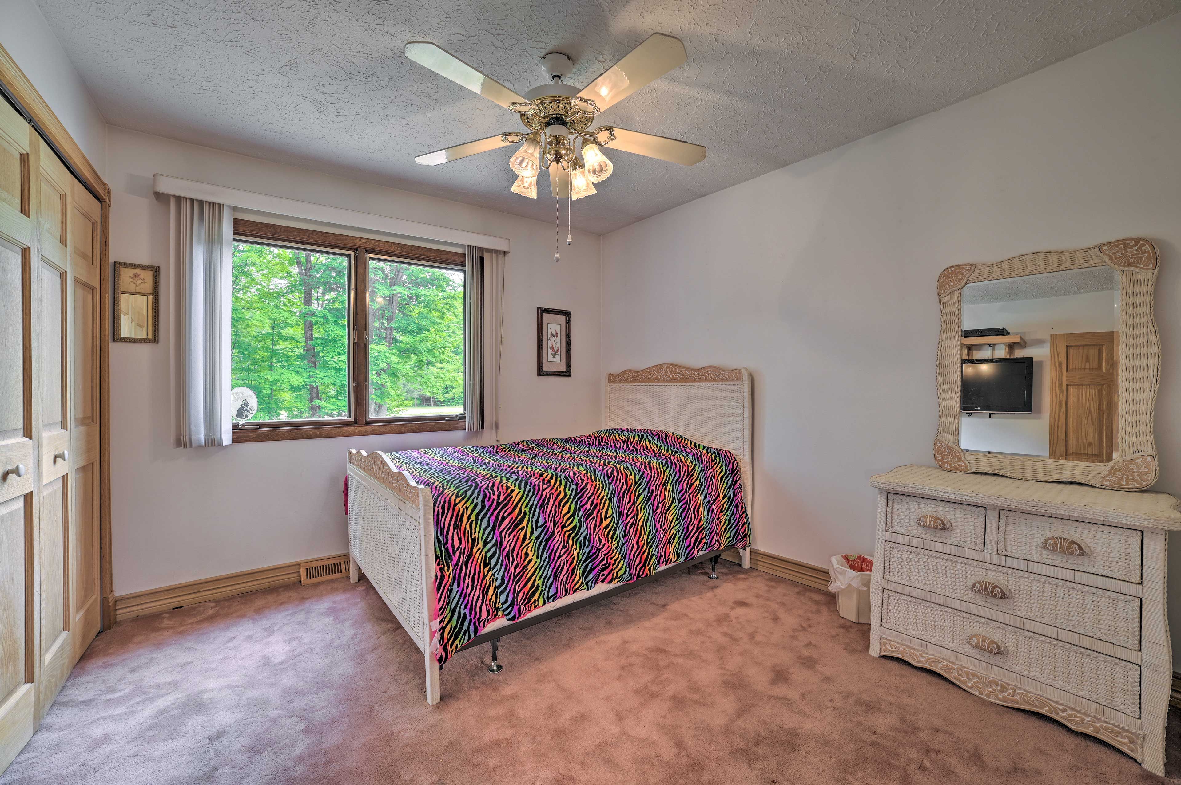 Bedroom 2 | Full Bed | Upper Level | Smart TV