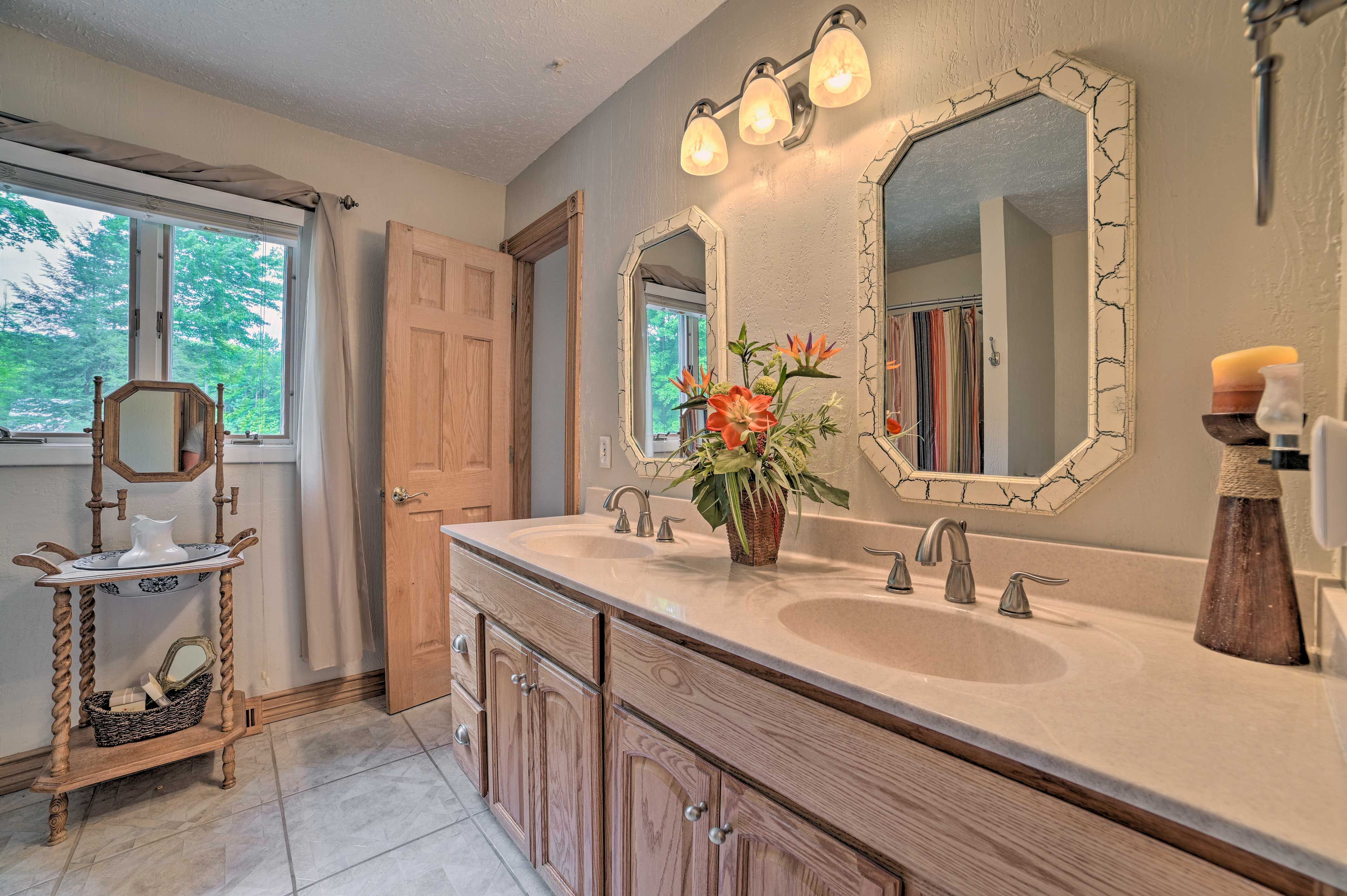 Full Bathroom | Towels Provided