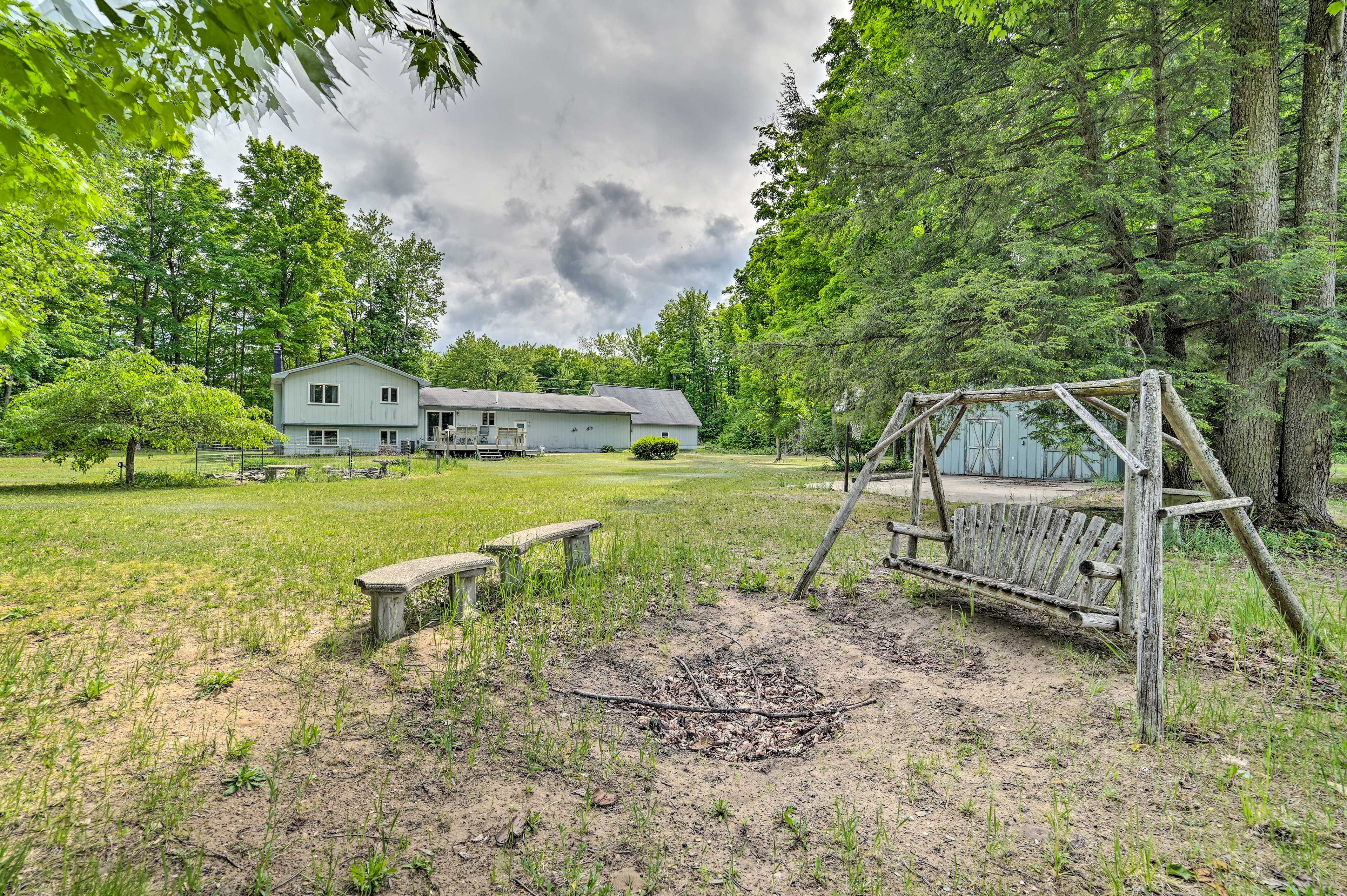 Private Backyard | Deck | Fire Pit | Basketball Hoop