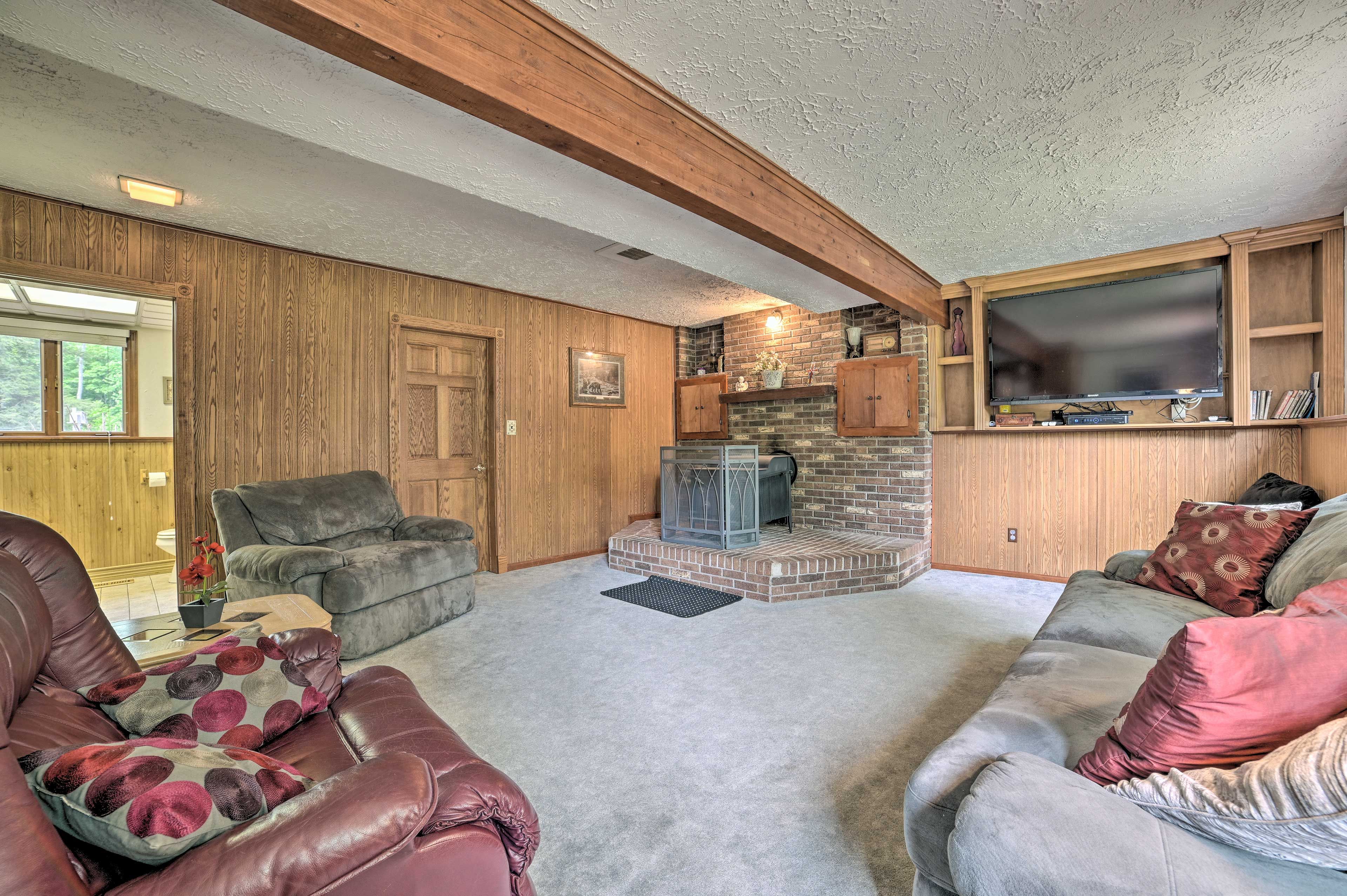 Living Area | Lower Level | 2,300 Sq Ft | Smart TV | Free WiFi