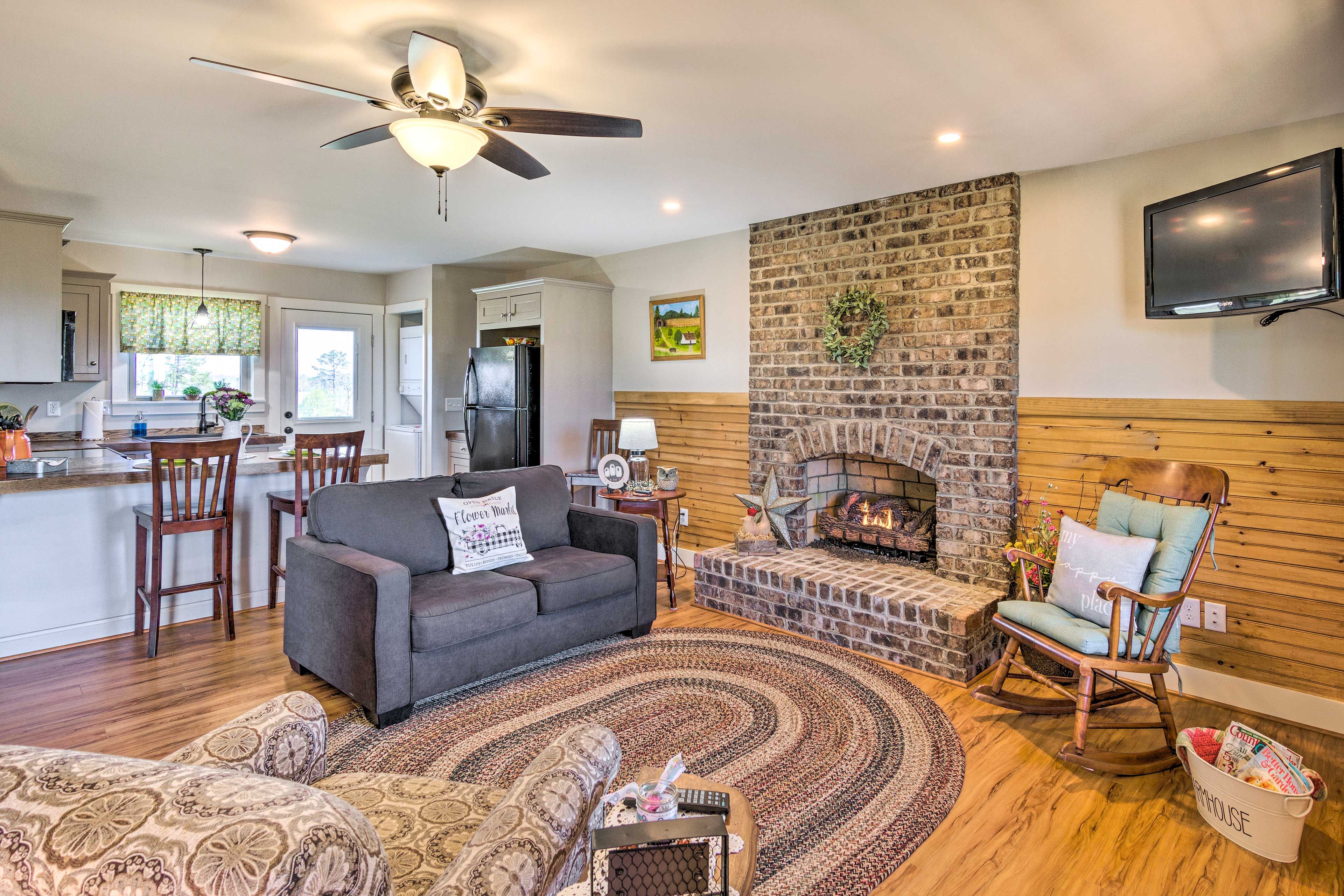 Living Area | Free WiFi | Gas Fireplace | Flat-Screen TV w/ Cable