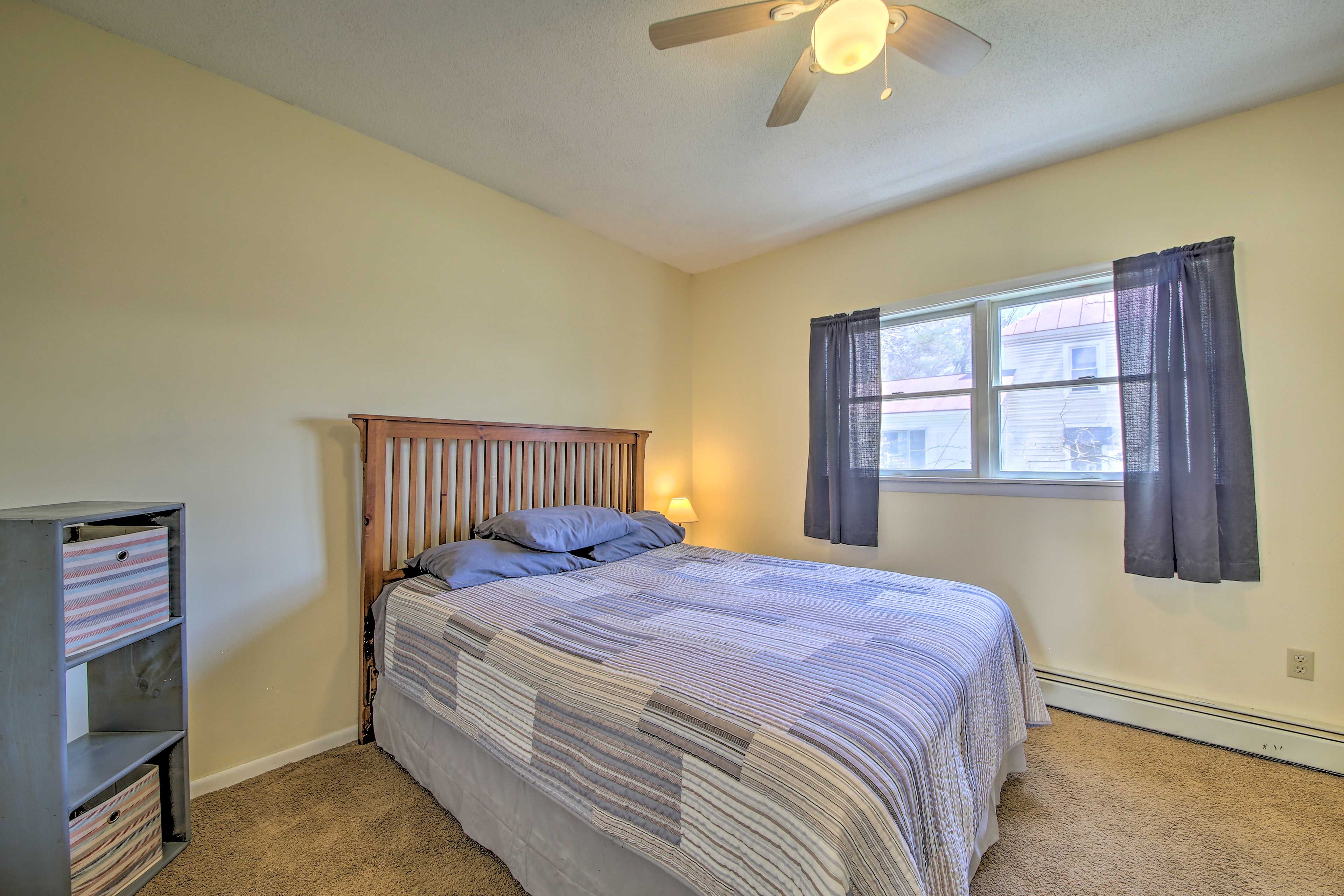 Bedroom | Queen Bed