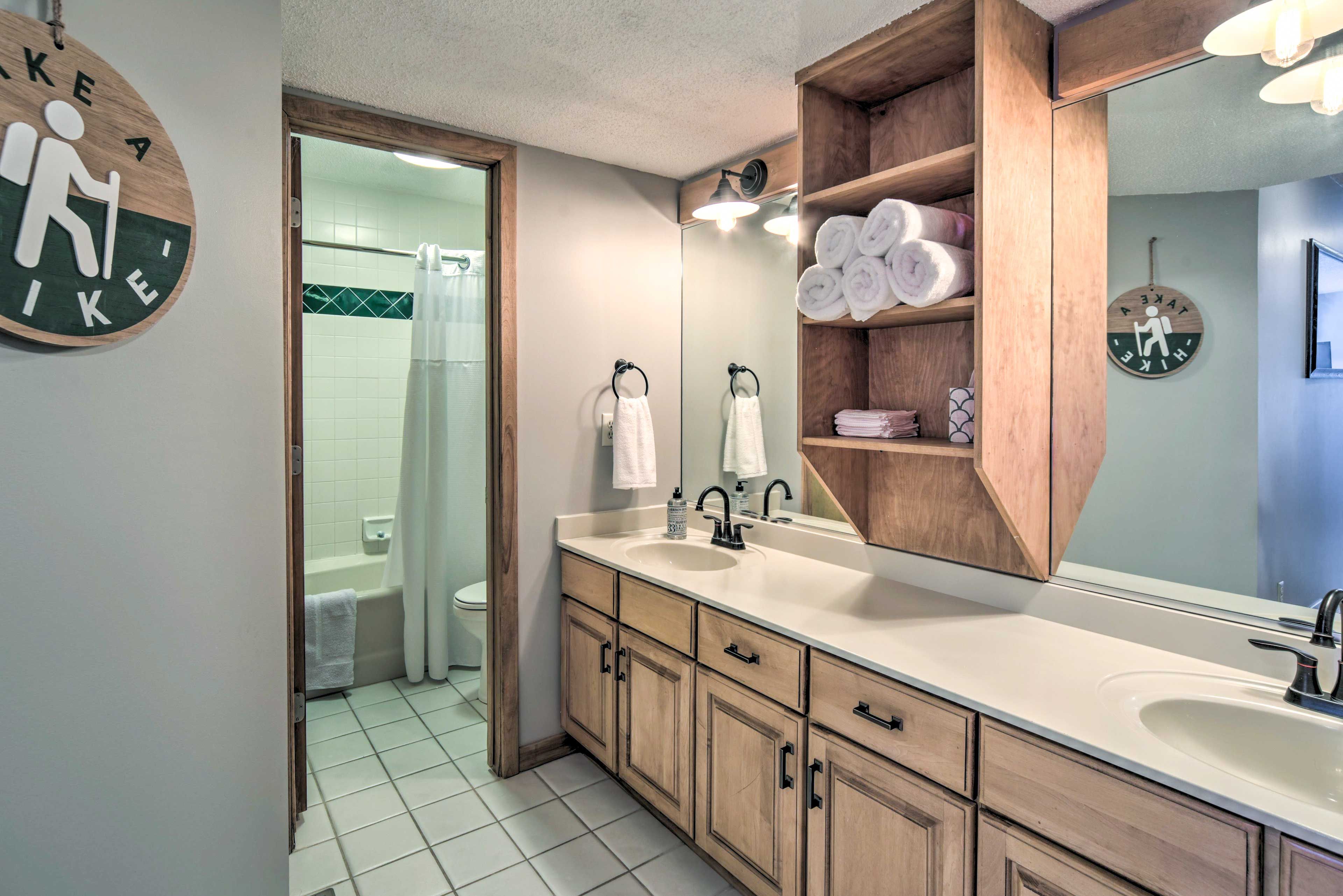 Full Bathroom | Towels Provided