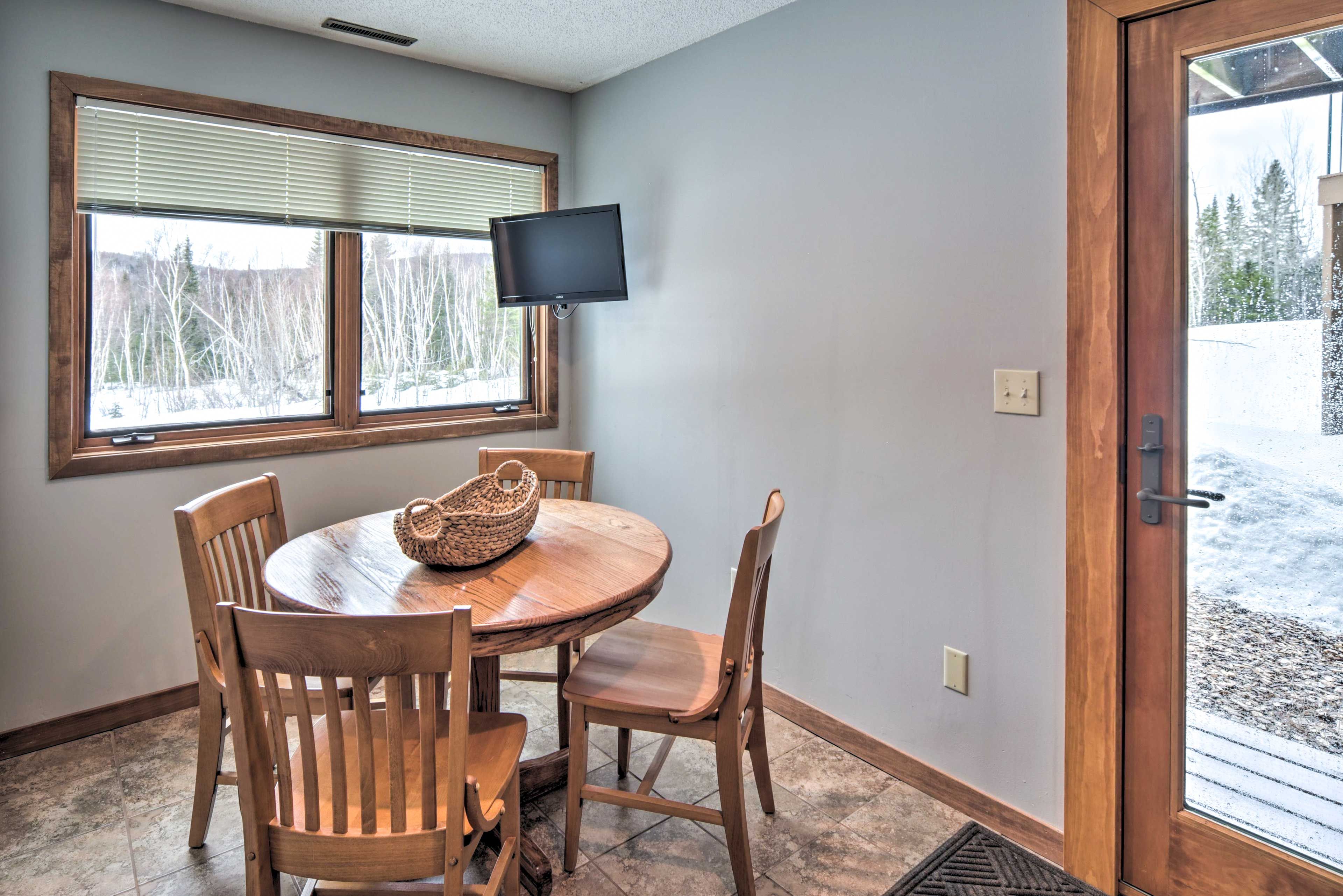Dining Area | Cable TV