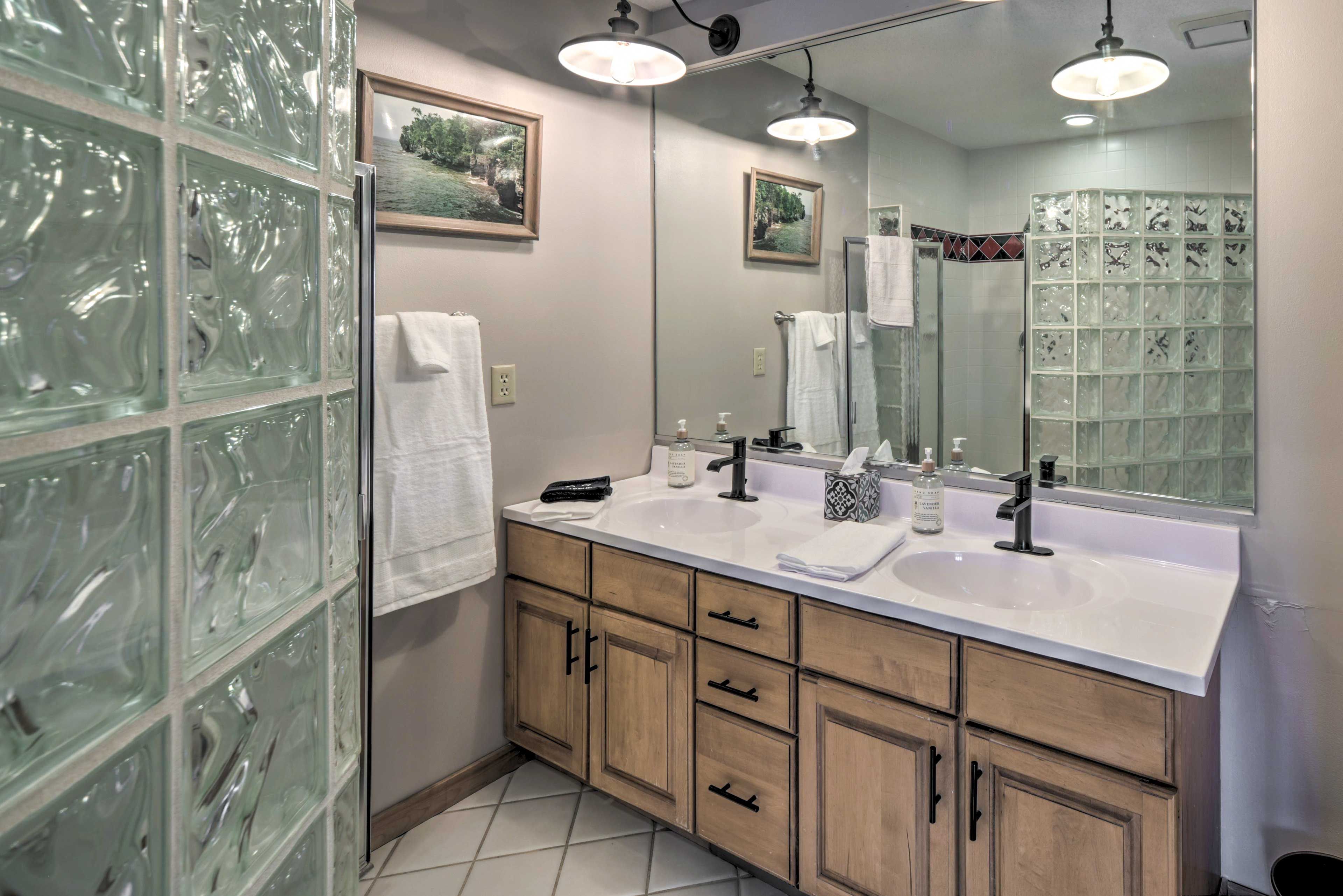 Full Bathroom | Complimentary Toiletries