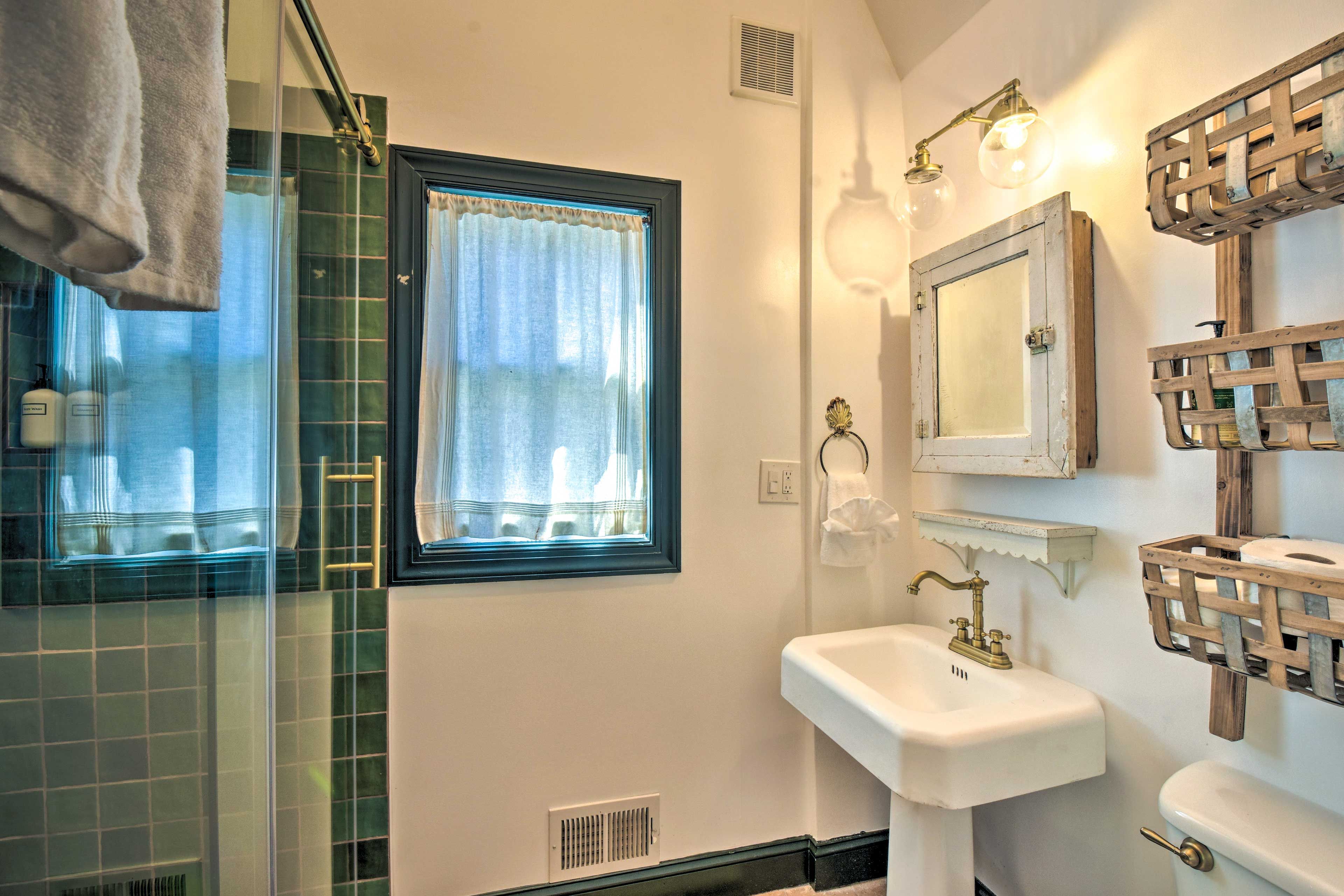 Full Bathroom | Complimentary Toiletries