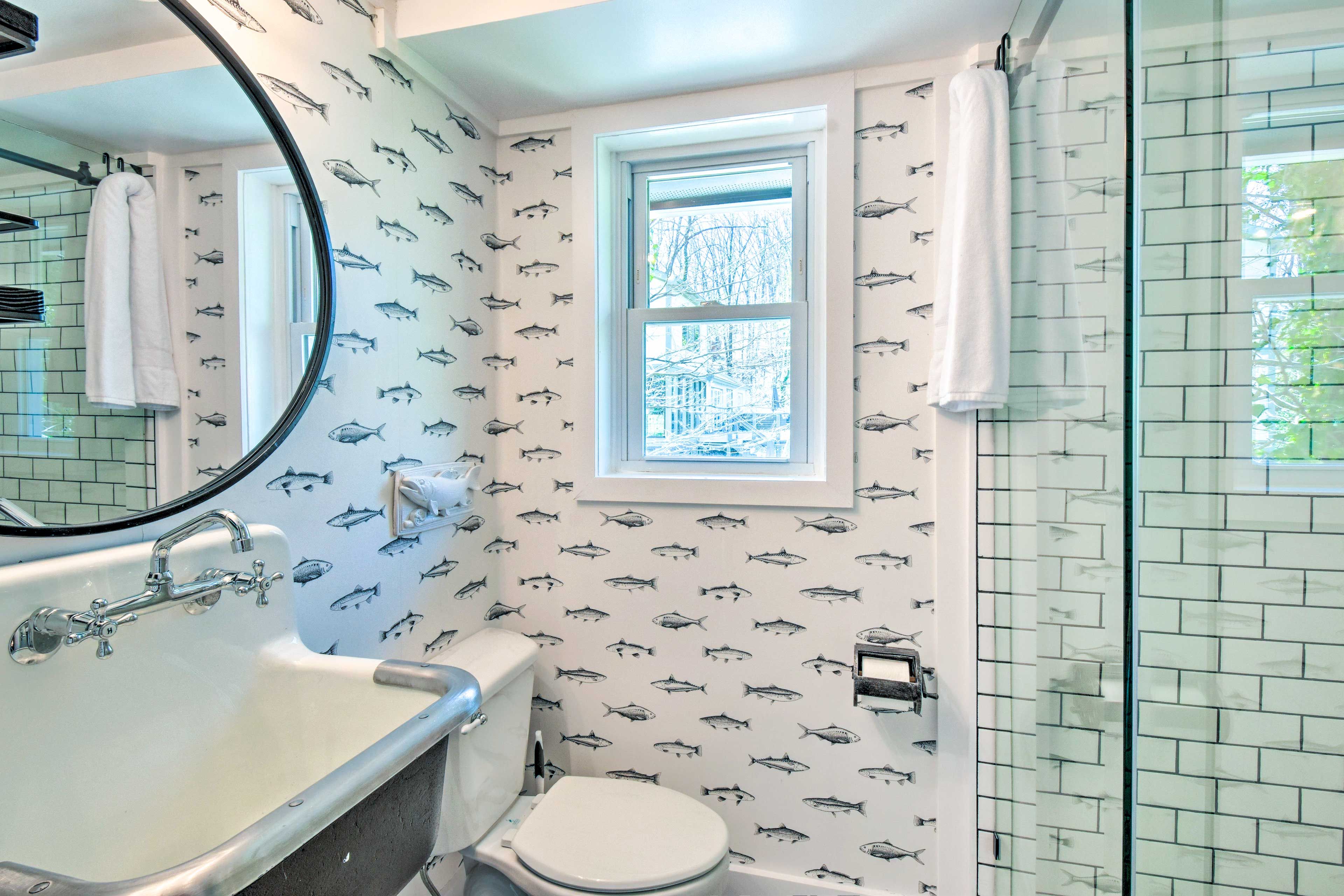 Full Bathroom | Complimentary Toiletries