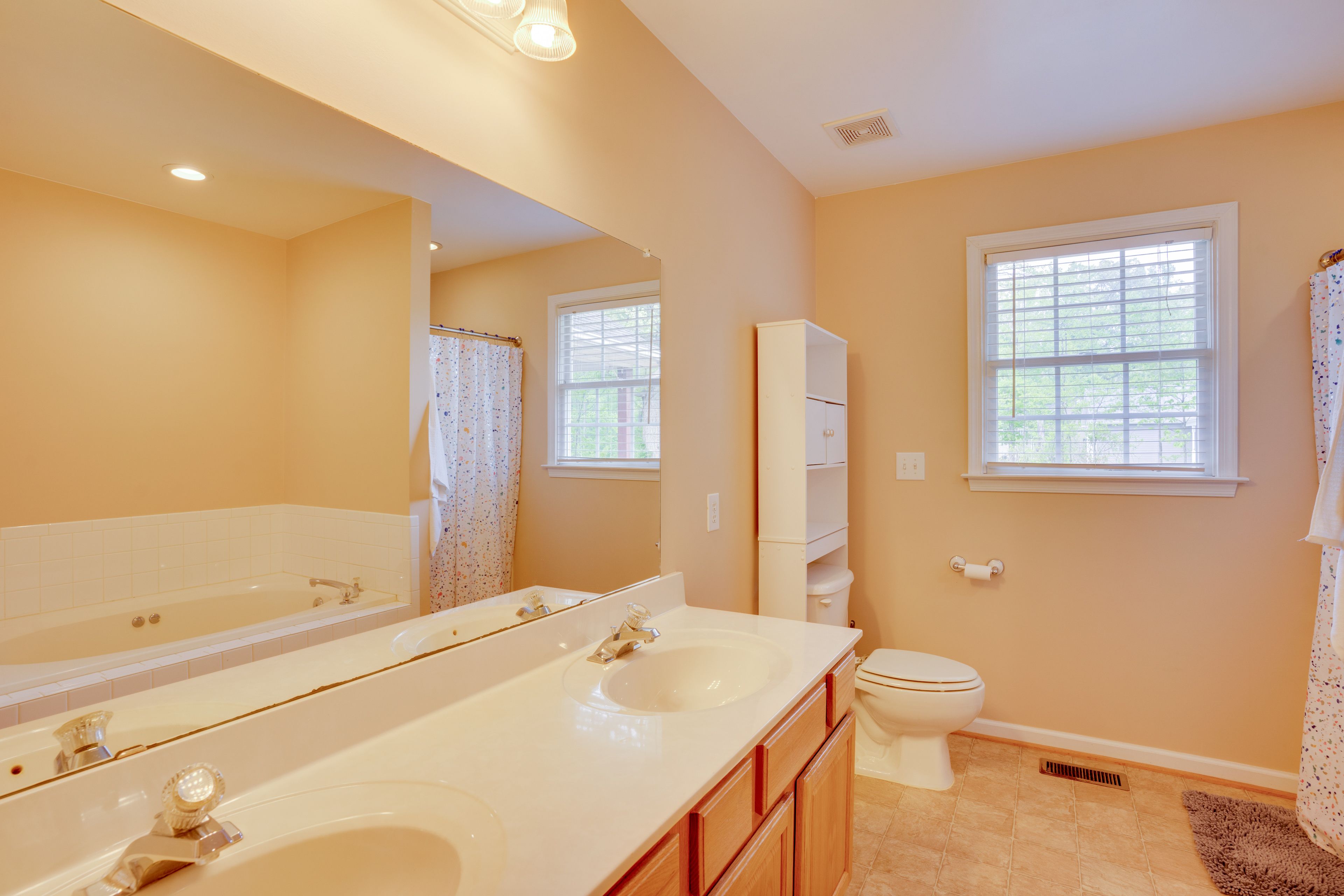 Full Bathroom | Towels Provided | Complimentary Toiletries