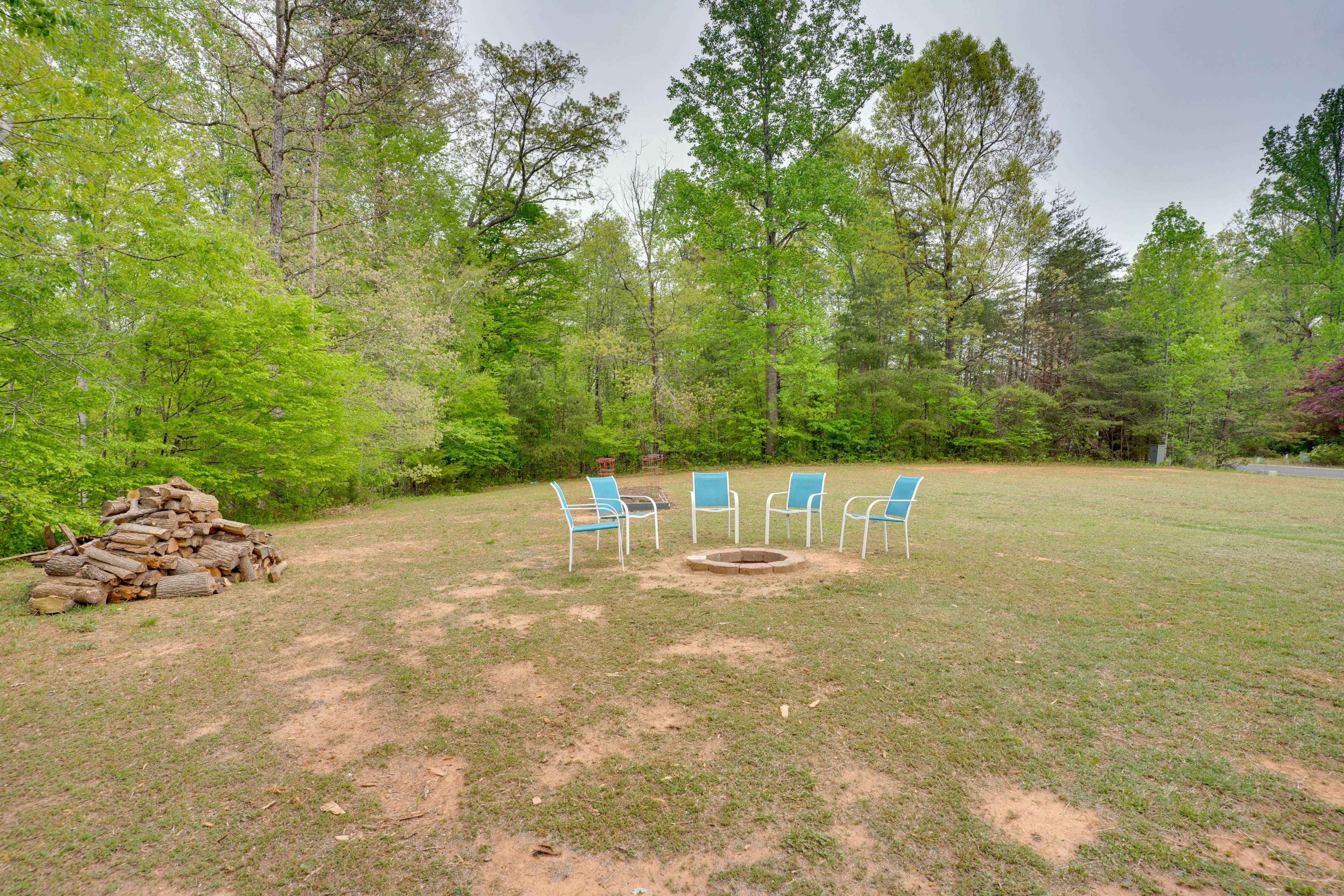 Exterior | Wood-Burning Fire Pit (Wood Provided) | Lighted Horseshoes Pits