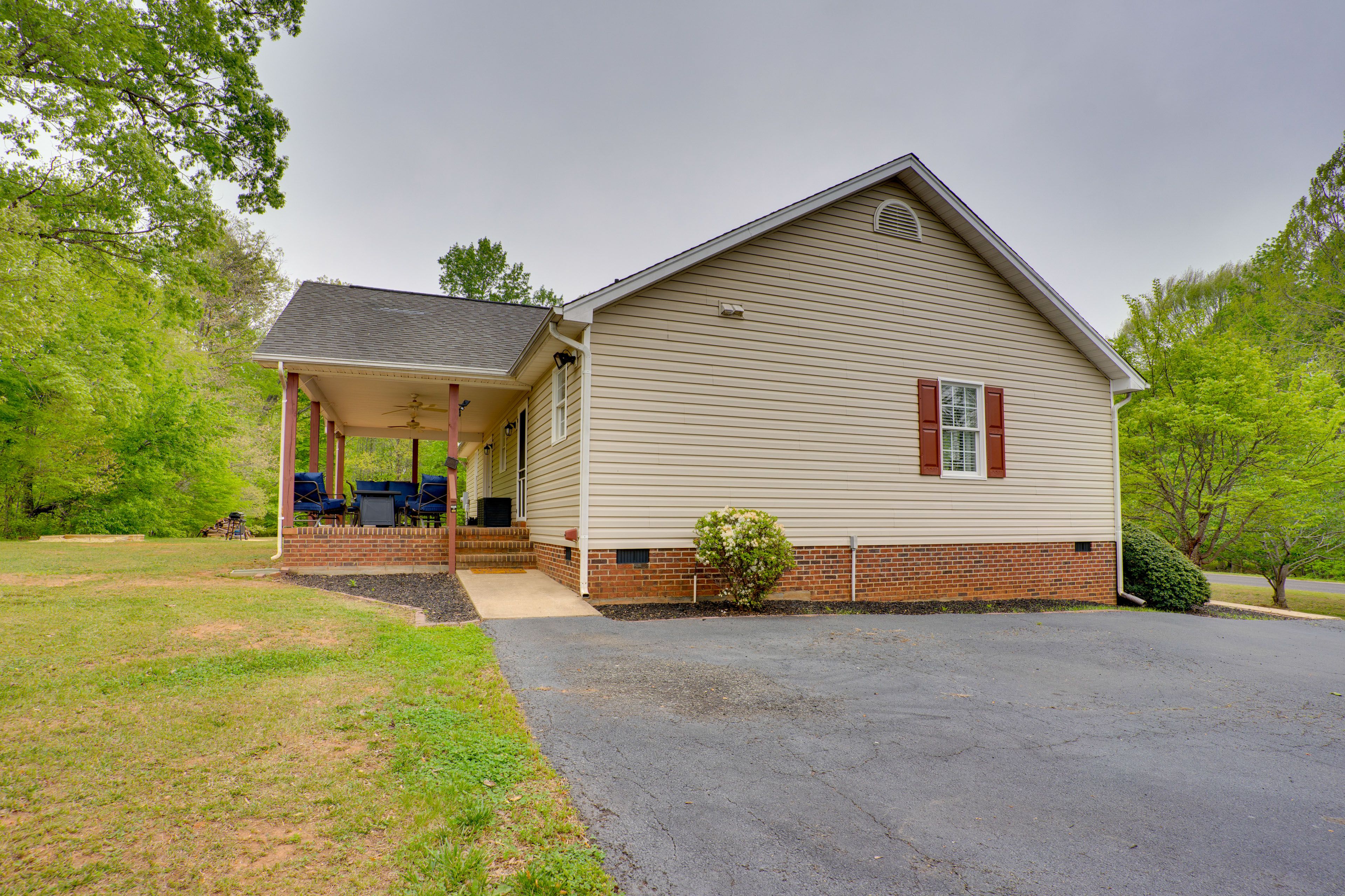 Parking | Driveway (4 Vehicles) | Trailer/Boat Parking