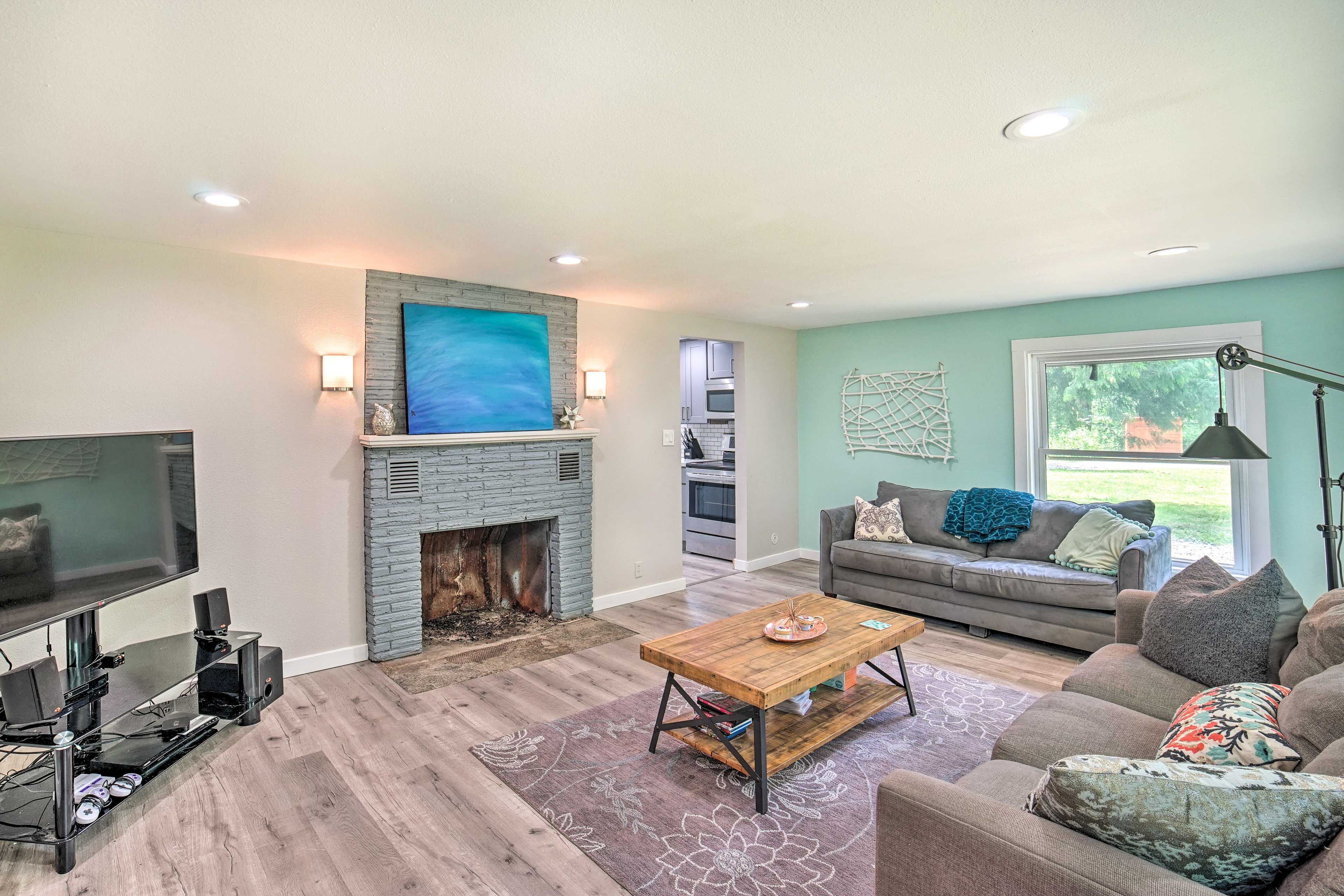Living Room | Smart TV | Decorative Fireplace