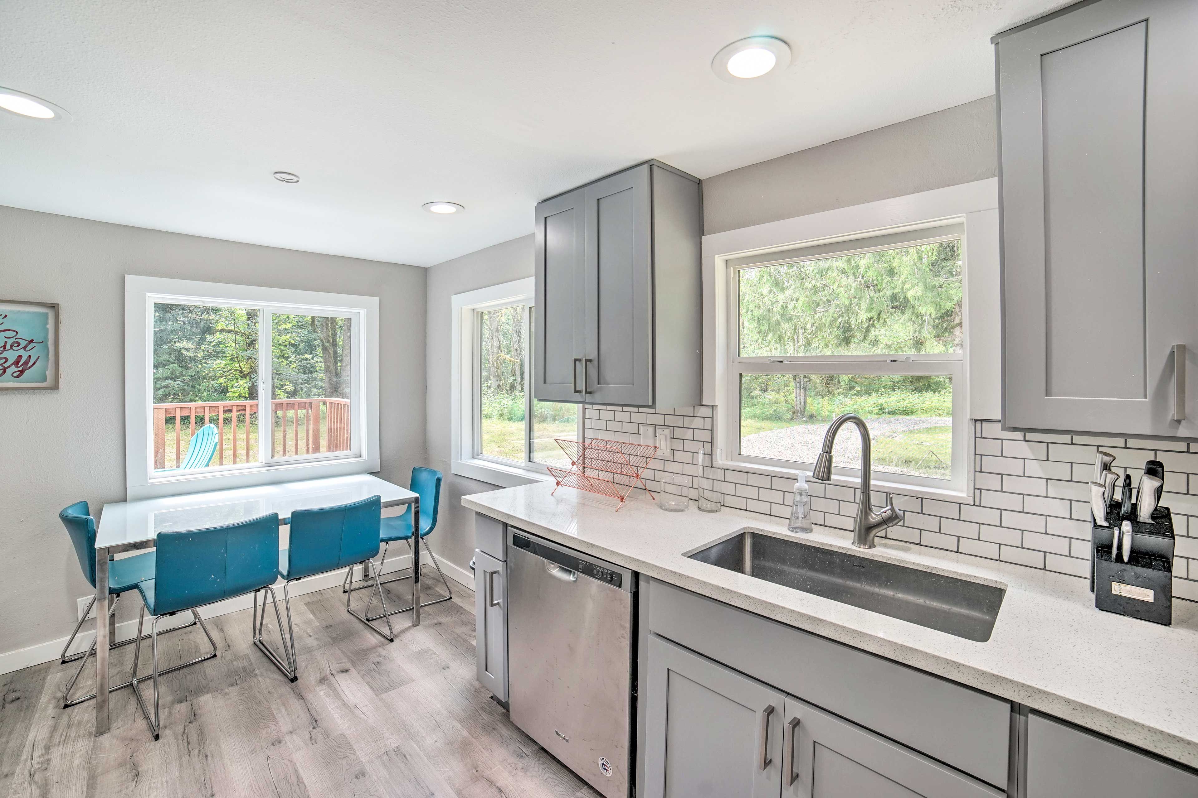 Dining Area | Dishware & Flatware Provided