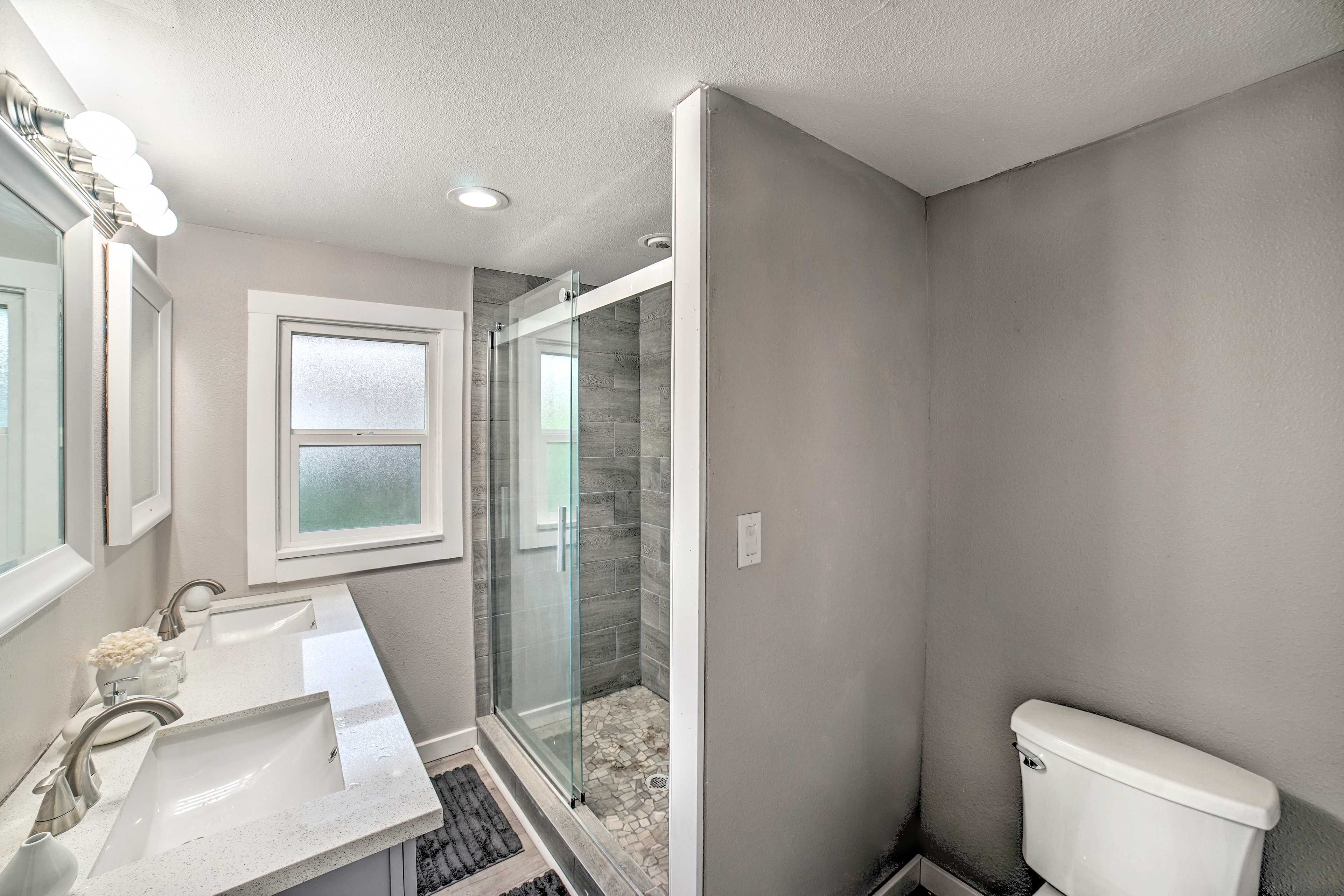 Full Bathroom | Towels Provided