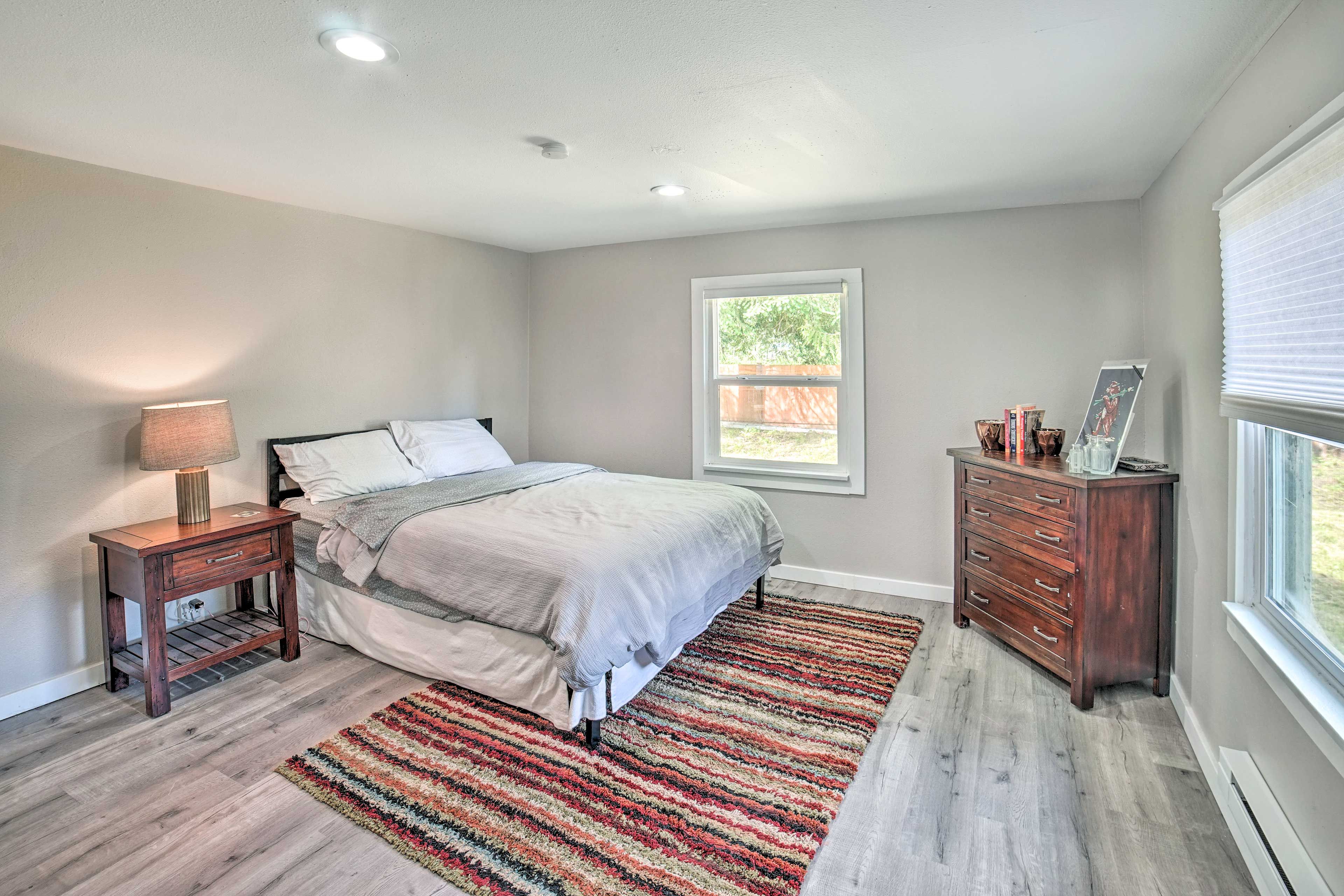 Bedroom 1 | Queen Bed