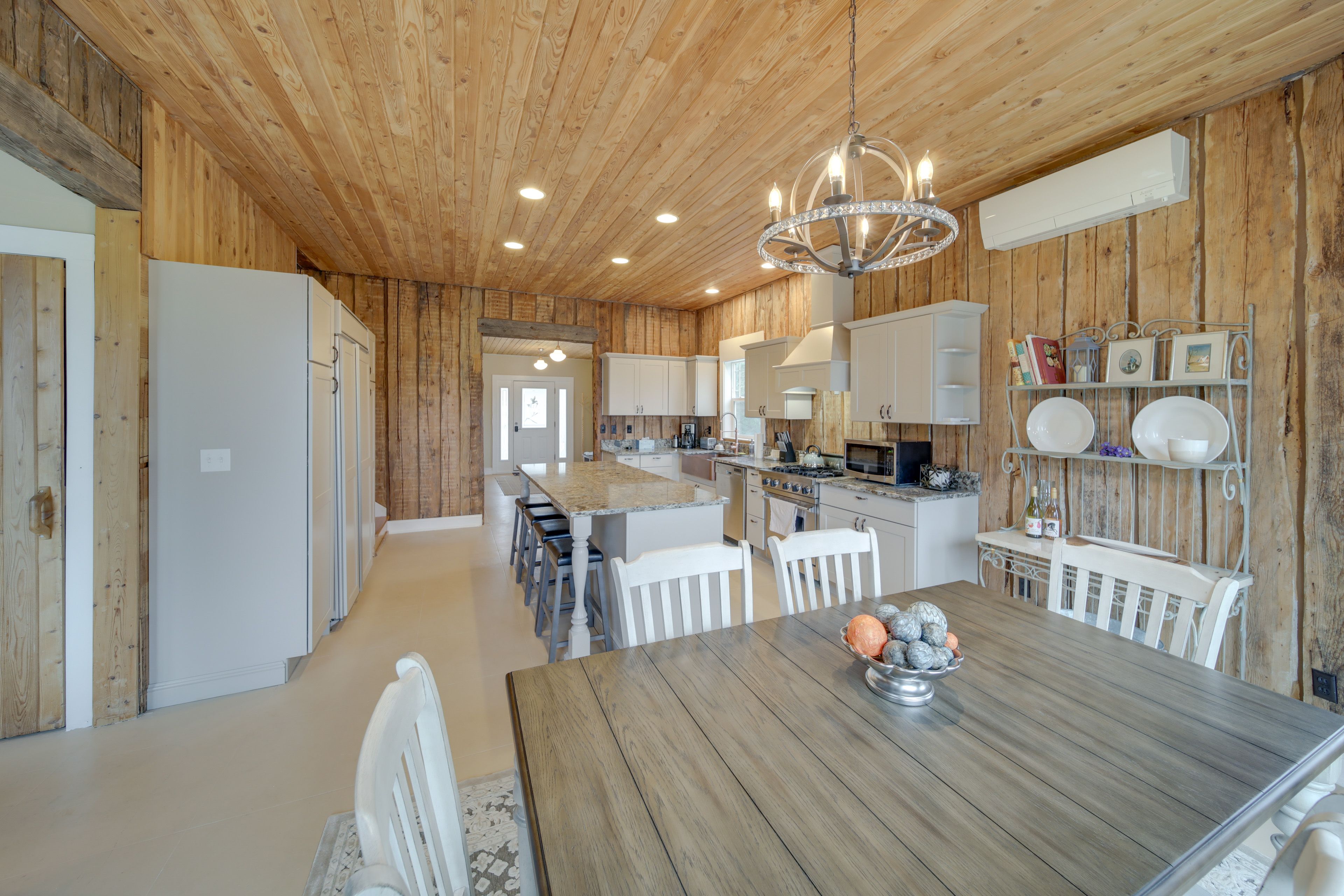 Dining Area | Dishes & Flatware Provided